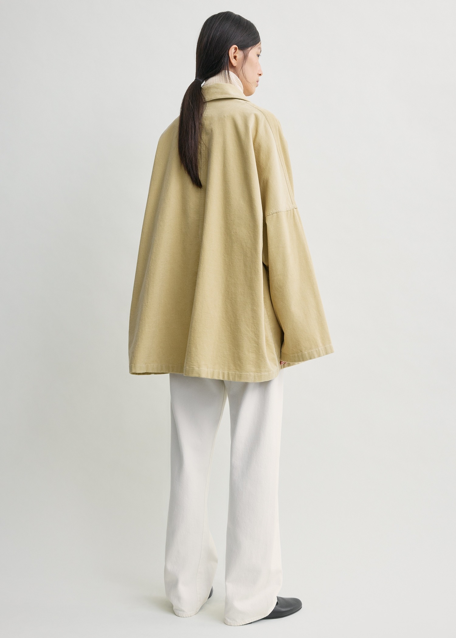 TOTEME 코드 오버셔츠 재킷 베이지의 베이지컬러 1번쨰 이미지입니다.