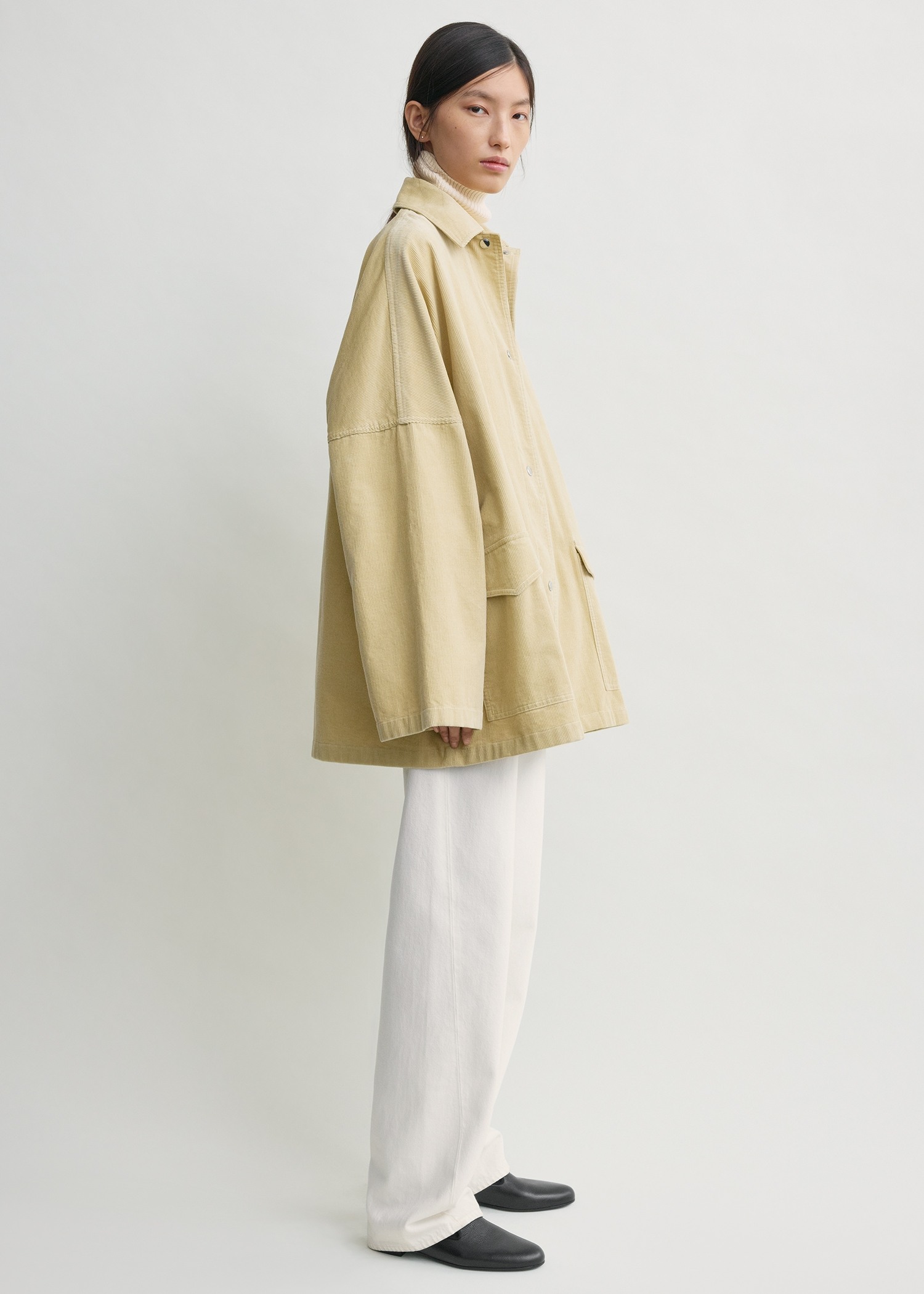 TOTEME 코드 오버셔츠 재킷 베이지의 베이지컬러 2번쨰 이미지입니다.