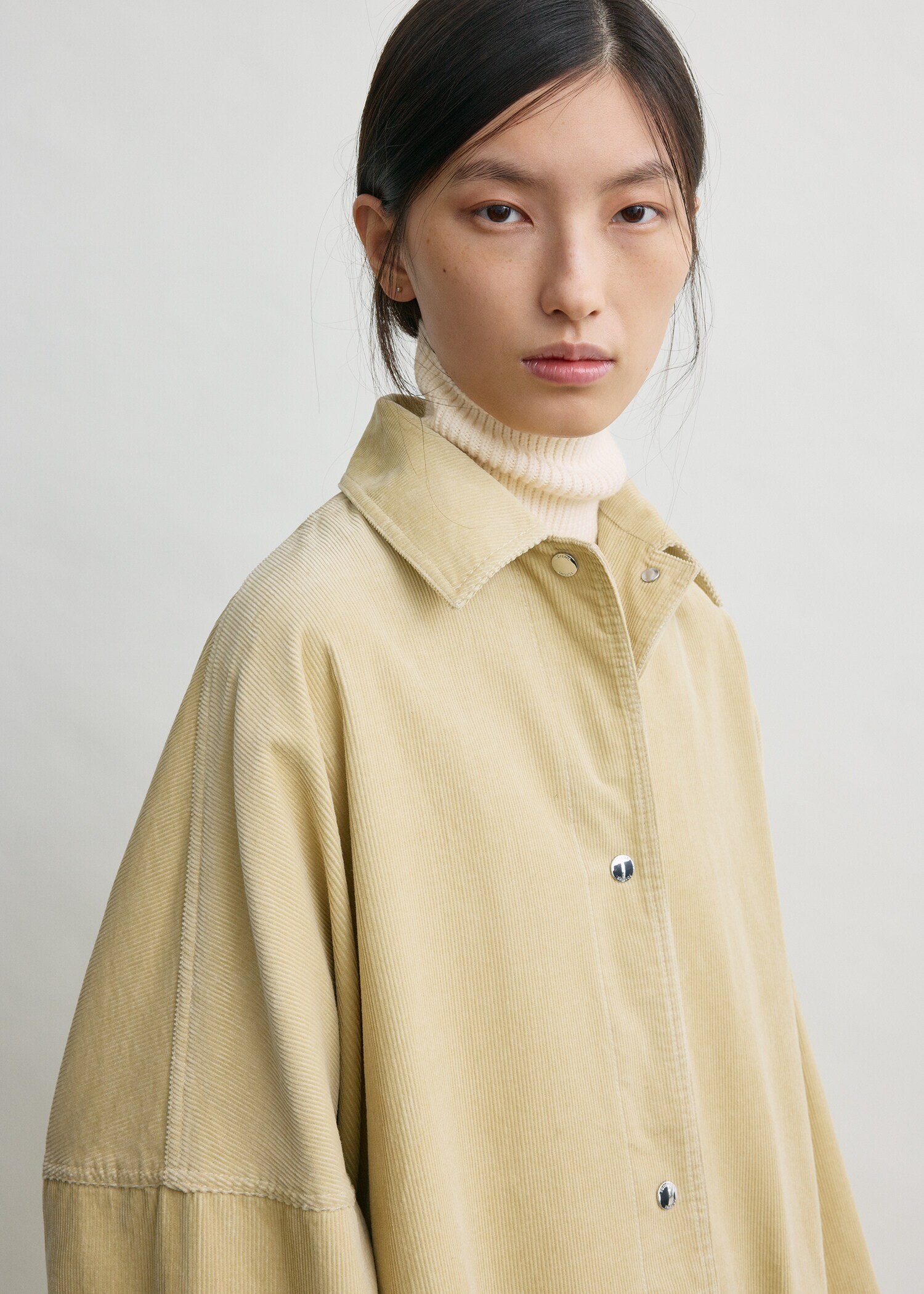 TOTEME 코드 오버셔츠 재킷 베이지의 베이지컬러 3번쨰 이미지입니다.