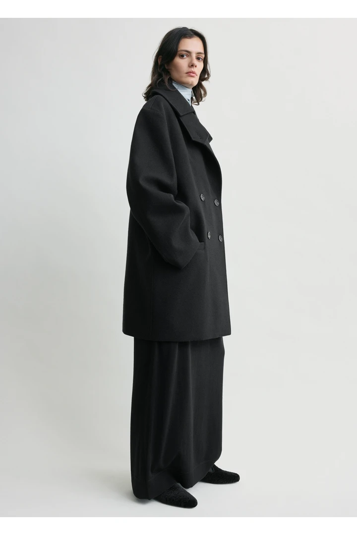 TOTEME 브로드 피코트 블랙의 블랙컬러 1번쨰 이미지입니다.