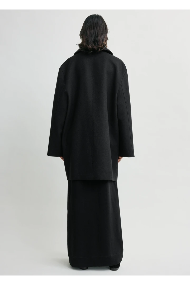 TOTEME 브로드 피코트 블랙의 블랙컬러 2번쨰 이미지입니다.