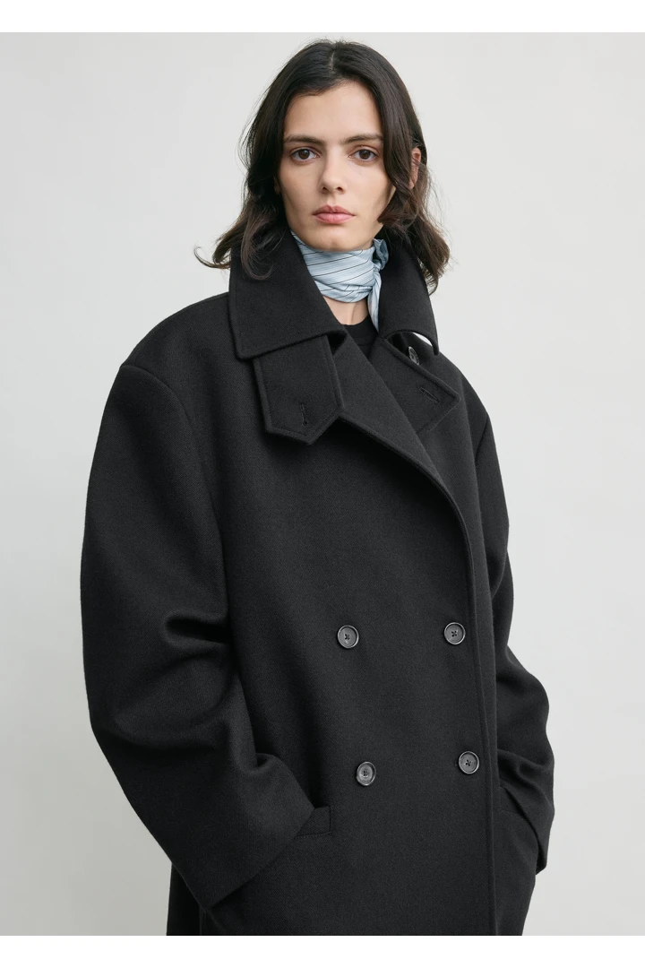 TOTEME 브로드 피코트 블랙의 블랙컬러 3번쨰 이미지입니다.