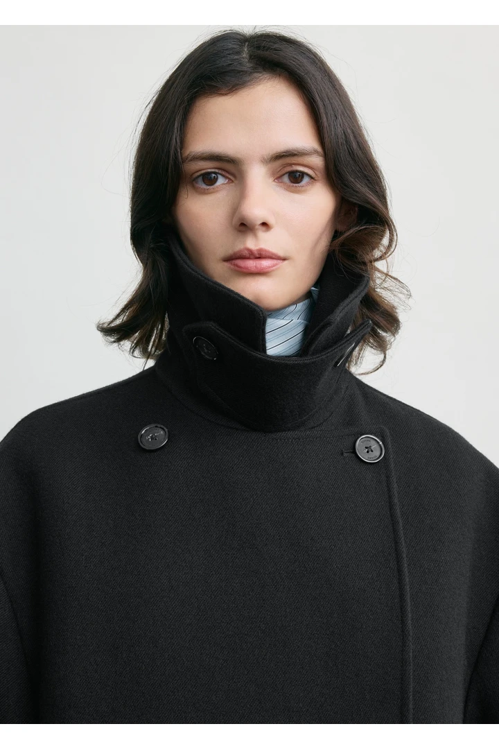 TOTEME 브로드 피코트 블랙의 블랙컬러 4번쨰 이미지입니다.