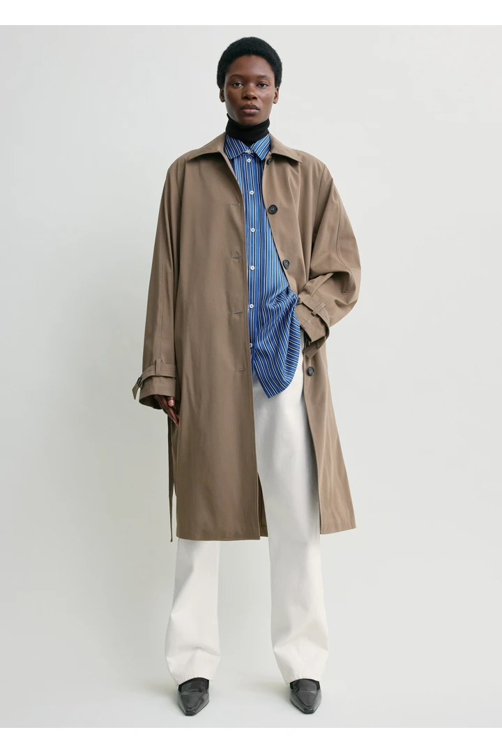 TOTEME 라이트 스프링 트렌치 코트 헤이즐의 헤이즐컬러 1번쨰 이미지입니다.
