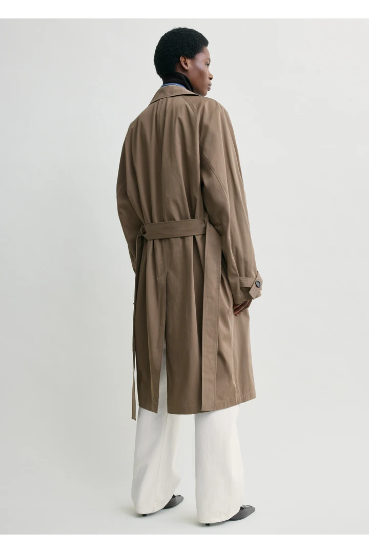 TOTEME 라이트 스프링 트렌치 코트 헤이즐의 헤이즐컬러 2번쨰 이미지입니다.