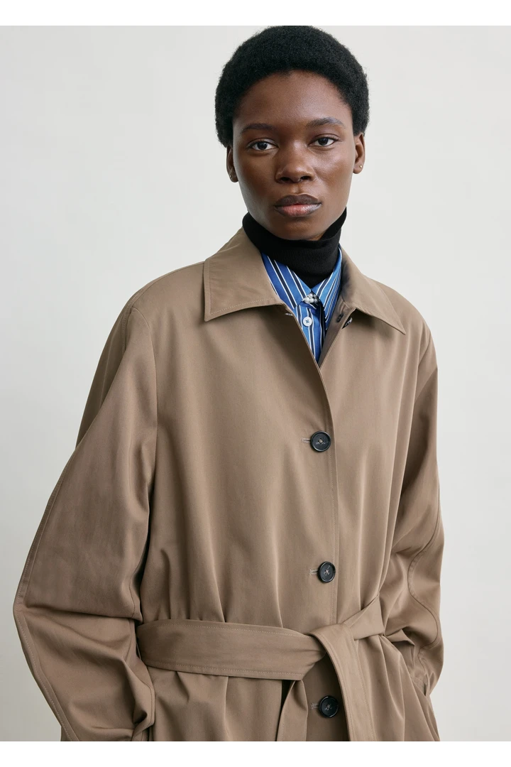 TOTEME 라이트 스프링 트렌치 코트 헤이즐의 헤이즐컬러 3번쨰 이미지입니다.