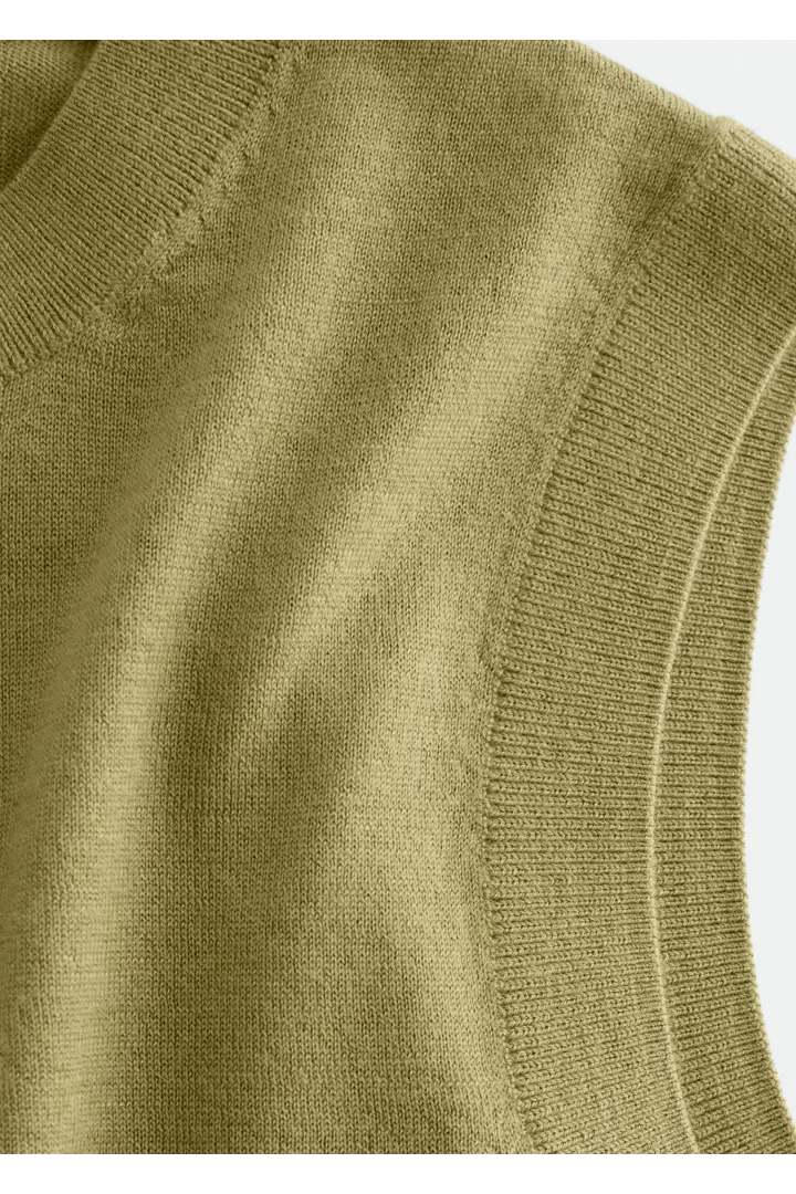 앤아더스토리즈 캐시미어 스웨터 베스트의 카키 그린컬러 Detail입니다.
