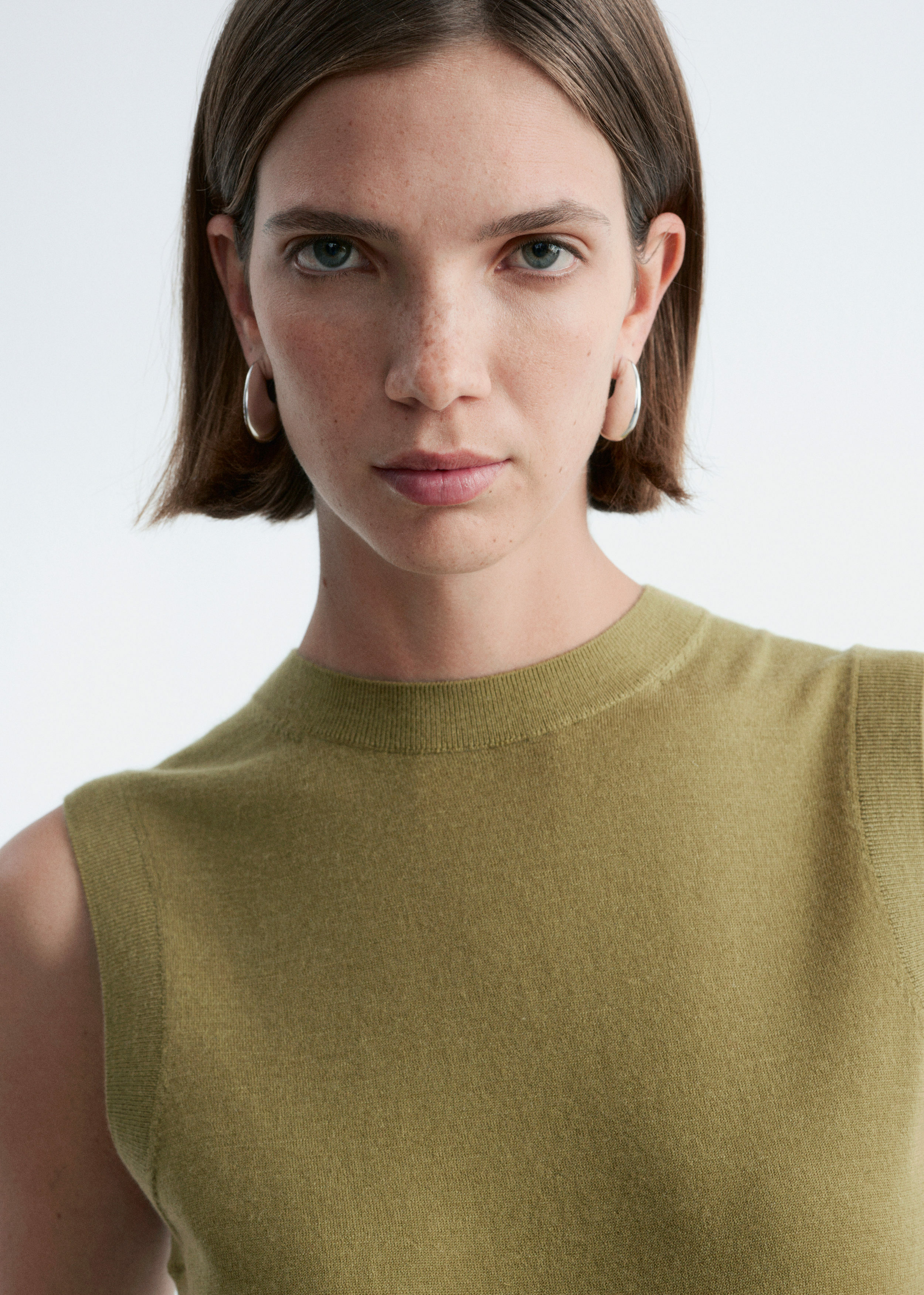 앤아더스토리즈 캐시미어 스웨터 베스트의 카키 그린컬러 ECOMLook입니다.