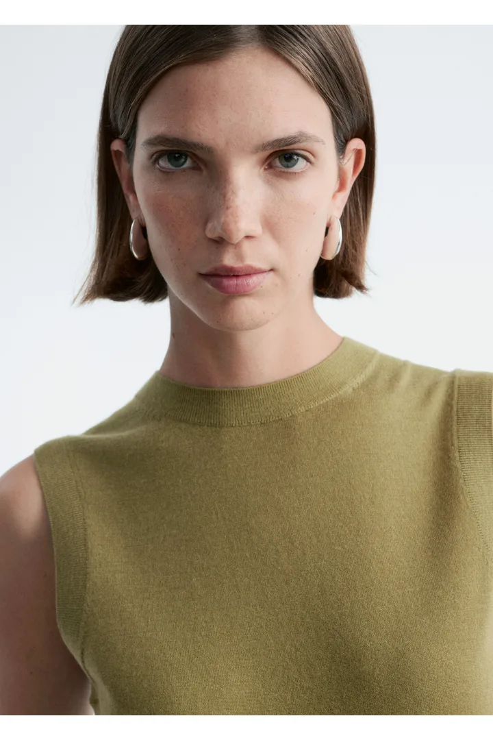 앤아더스토리즈 캐시미어 스웨터 베스트의 카키 그린컬러 ECOMLook입니다.