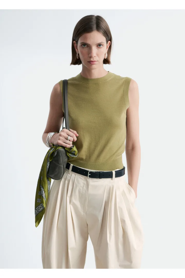 앤아더스토리즈 캐시미어 스웨터 베스트의 카키 그린컬러 ECOMLook입니다.