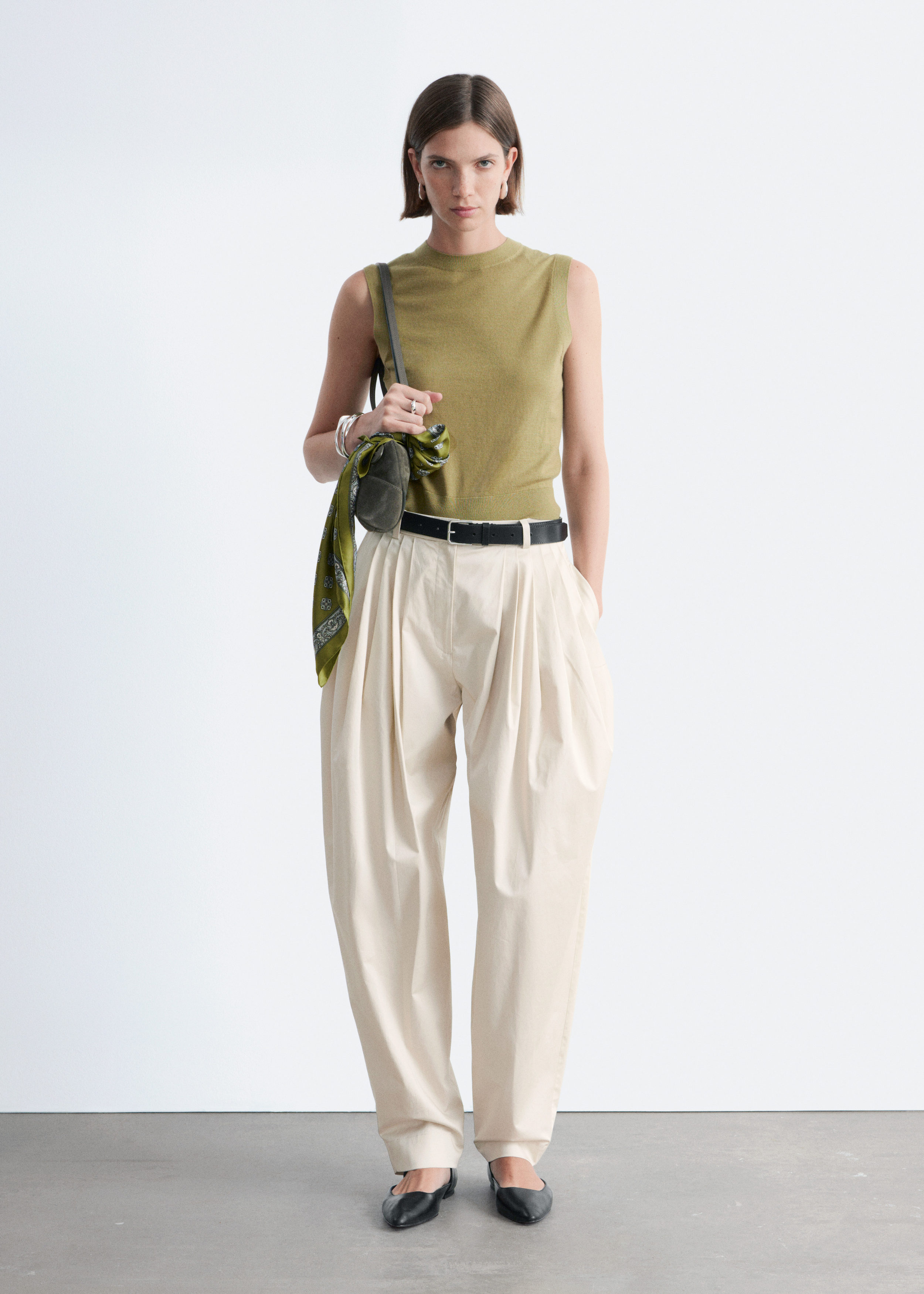 앤아더스토리즈 캐시미어 스웨터 베스트의 카키 그린컬러 ECOMLook입니다.