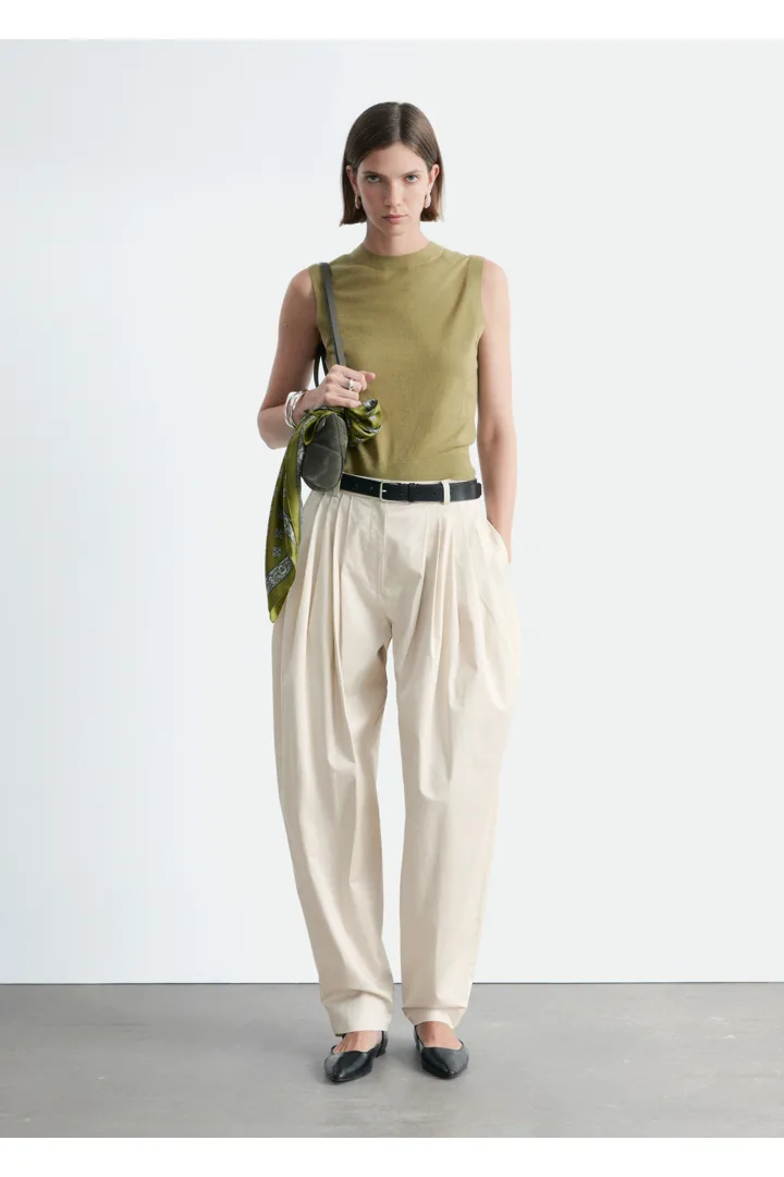 앤아더스토리즈 캐시미어 스웨터 베스트의 카키 그린컬러 ECOMLook입니다.