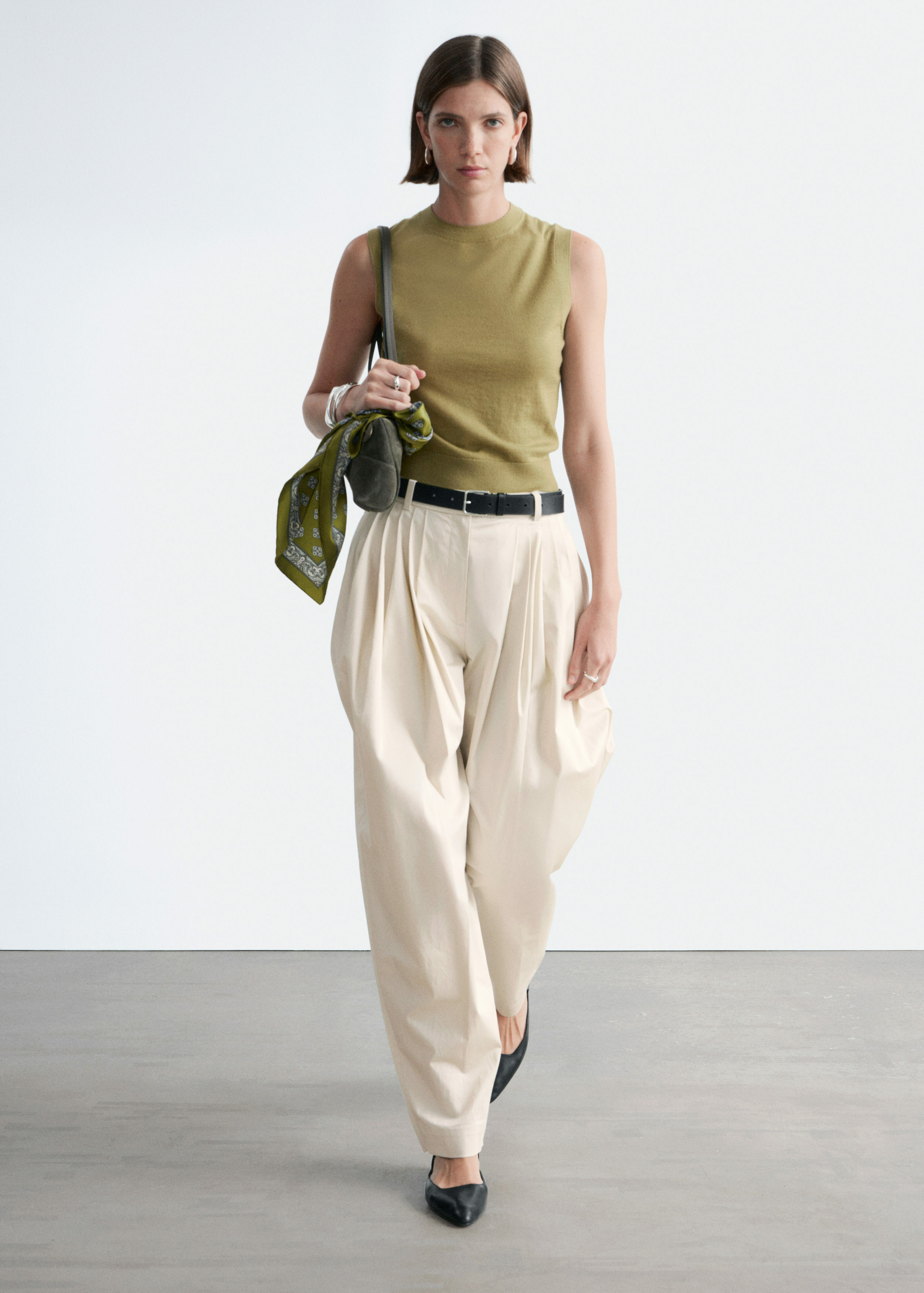 앤아더스토리즈 캐시미어 스웨터 베스트의 카키 그린컬러 ECOMLook입니다.