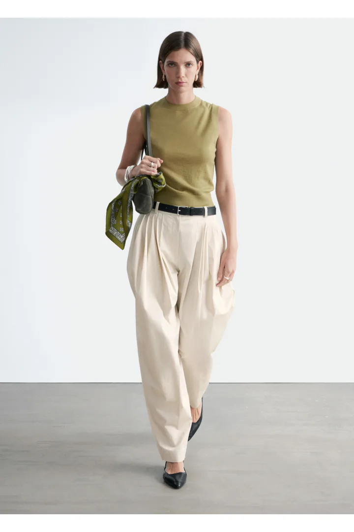 앤아더스토리즈 캐시미어 스웨터 베스트의 카키 그린컬러 ECOMLook입니다.