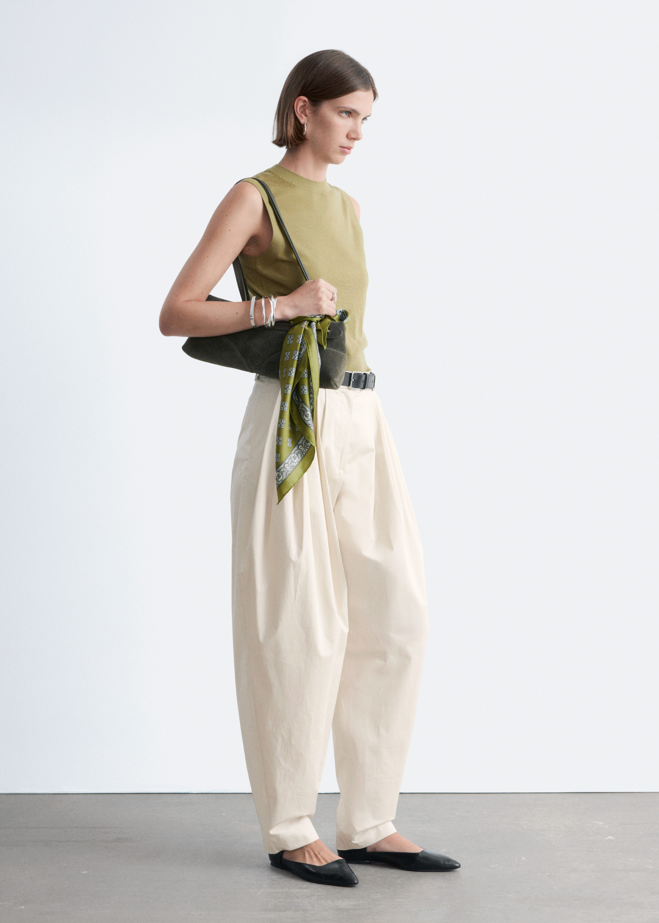 앤아더스토리즈 캐시미어 스웨터 베스트의 카키 그린컬러 ECOMLook입니다.