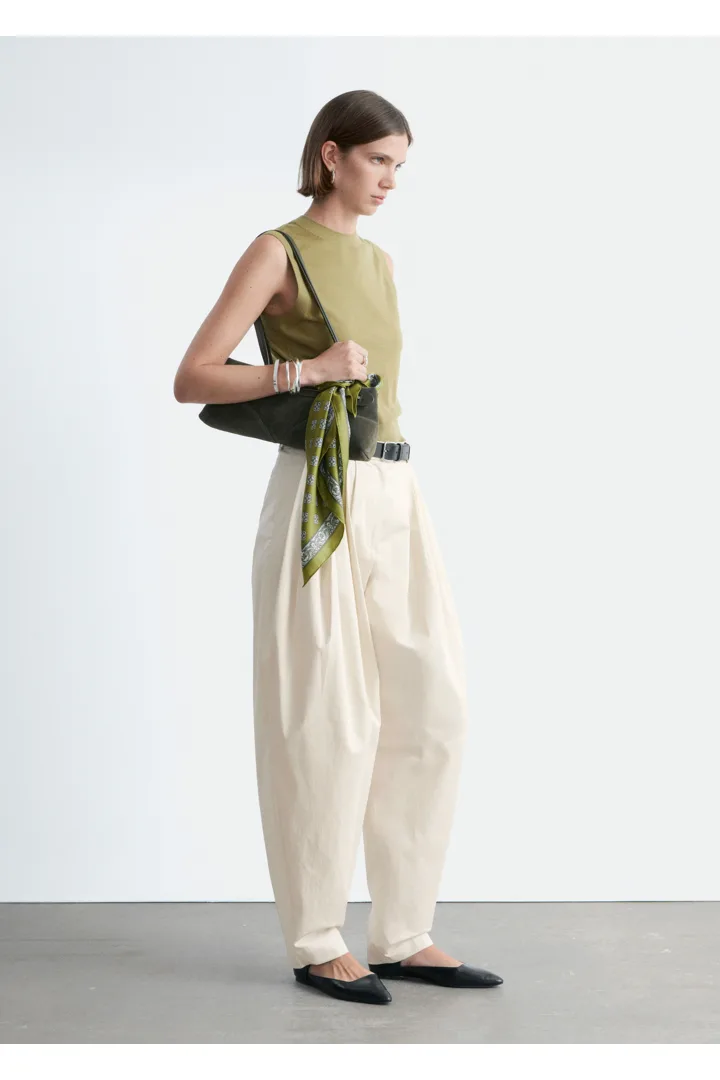 앤아더스토리즈 캐시미어 스웨터 베스트의 카키 그린컬러 ECOMLook입니다.