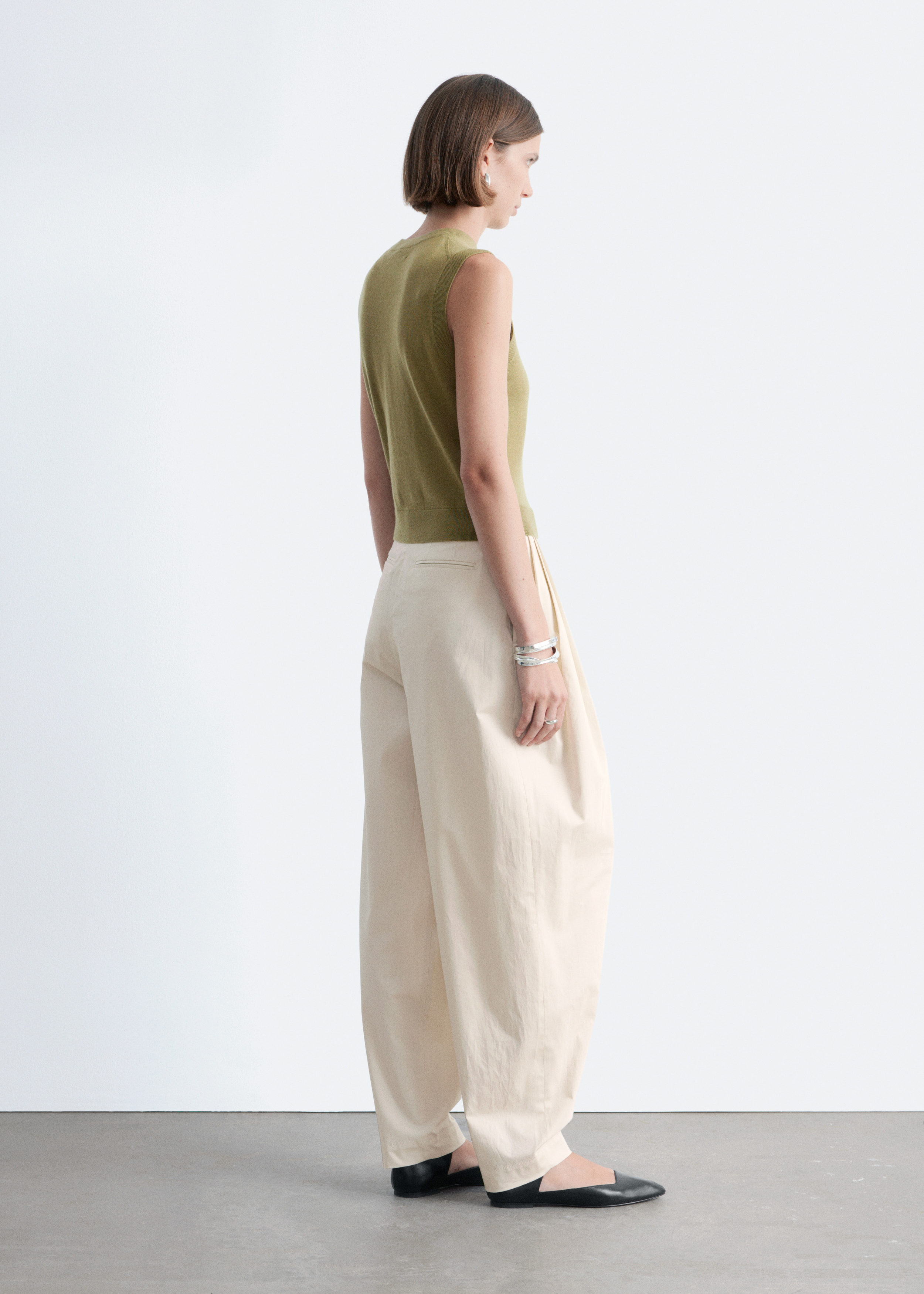 앤아더스토리즈 캐시미어 스웨터 베스트의 카키 그린컬러 ECOMLook입니다.