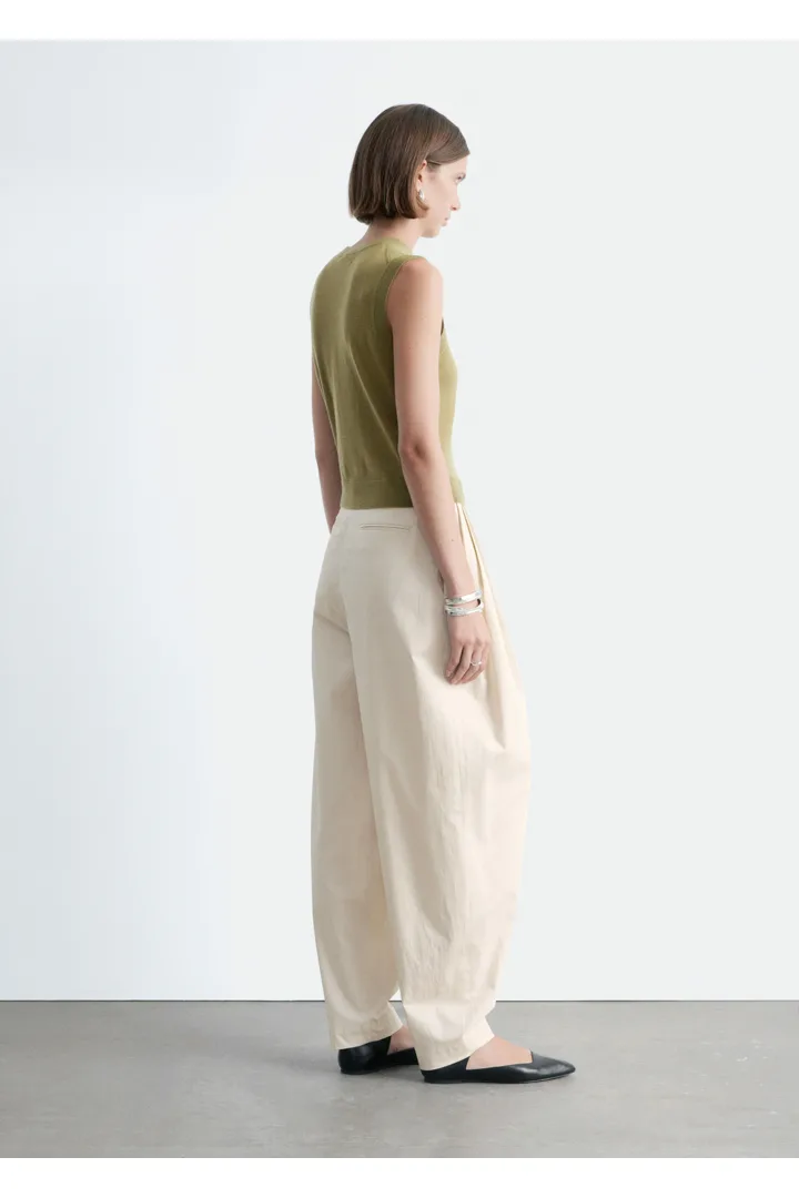 앤아더스토리즈 캐시미어 스웨터 베스트의 카키 그린컬러 ECOMLook입니다.