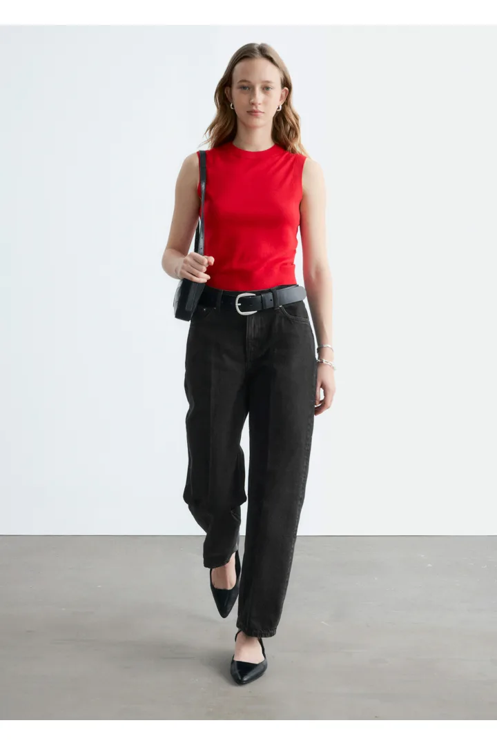 앤아더스토리즈 캐시미어 스웨터 베스트의 브라이트 레드컬러 ECOMLook입니다.