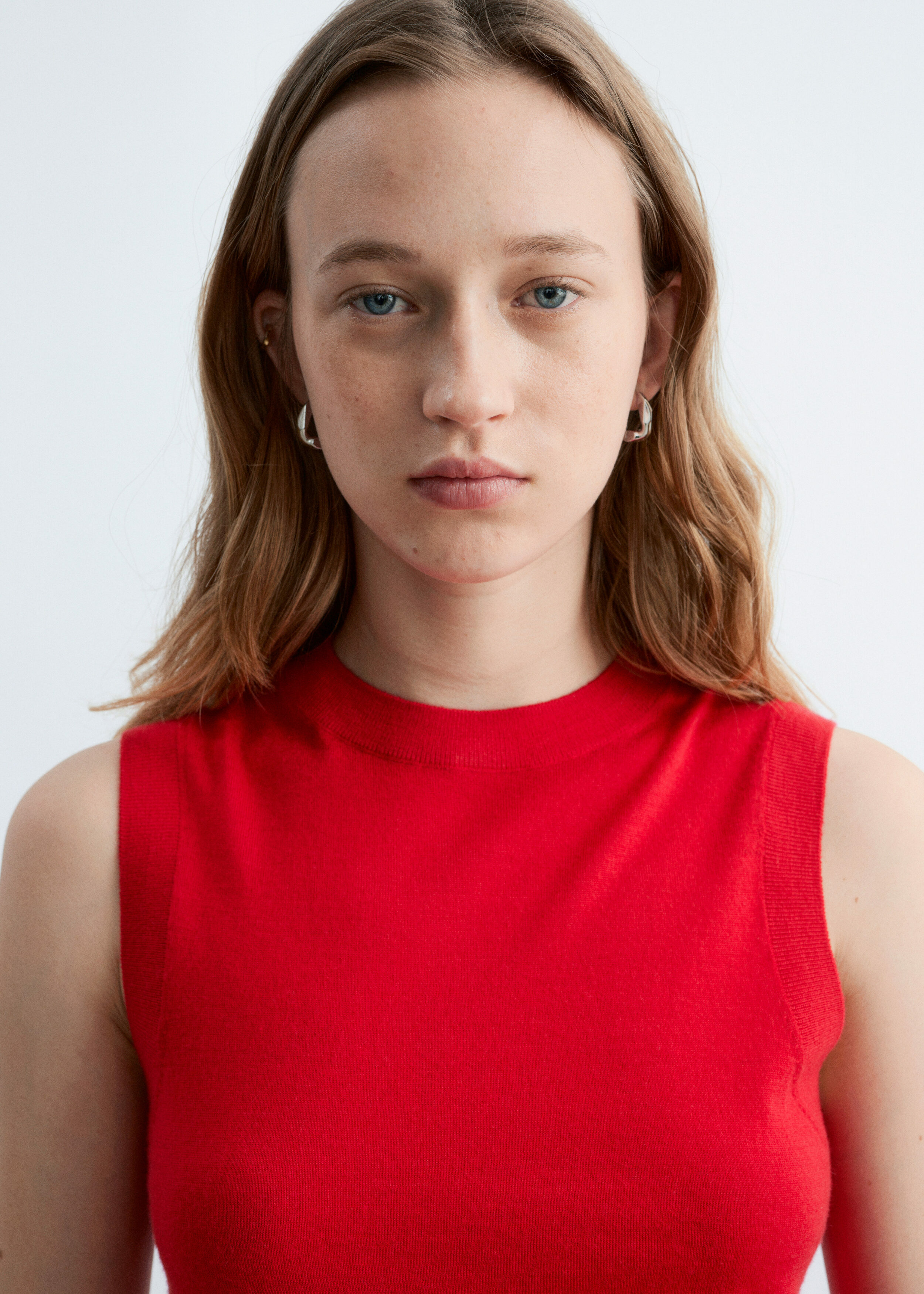 앤아더스토리즈 캐시미어 스웨터 베스트의 브라이트 레드컬러 ECOMLook입니다.