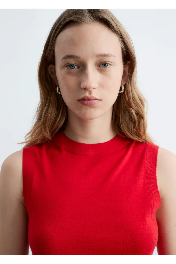 앤아더스토리즈 캐시미어 스웨터 베스트의 브라이트 레드컬러 ECOMLook입니다.