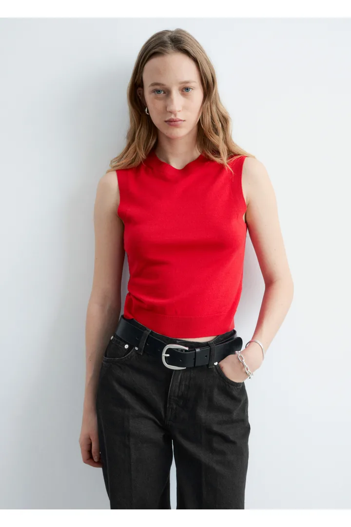 앤아더스토리즈 캐시미어 스웨터 베스트의 브라이트 레드컬러 ECOMLook입니다.