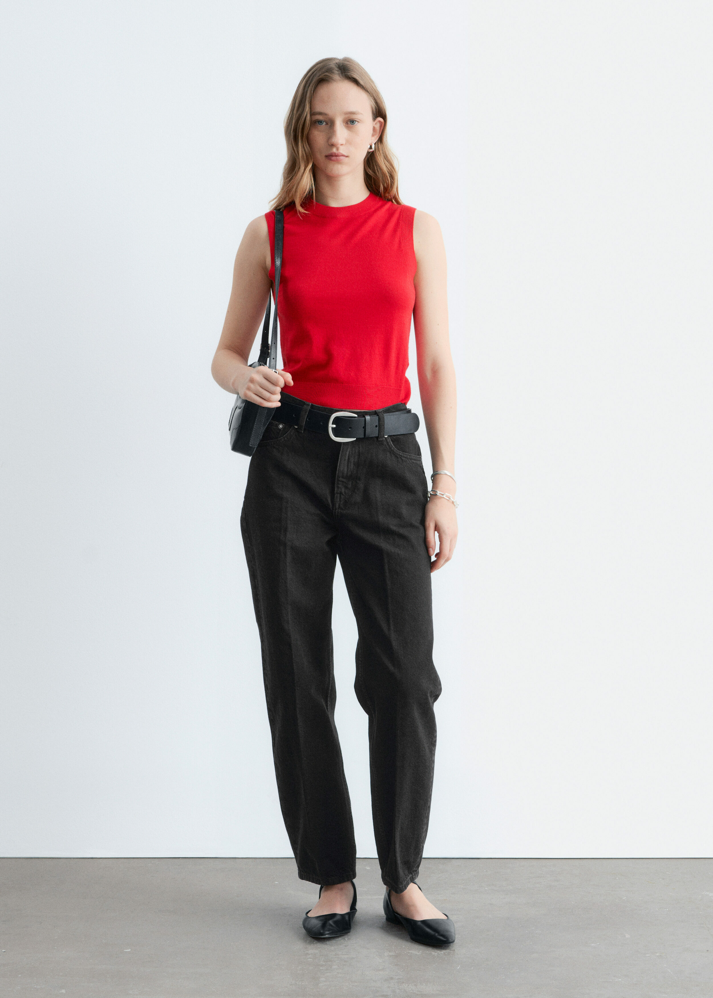 앤아더스토리즈 캐시미어 스웨터 베스트의 브라이트 레드컬러 ECOMLook입니다.