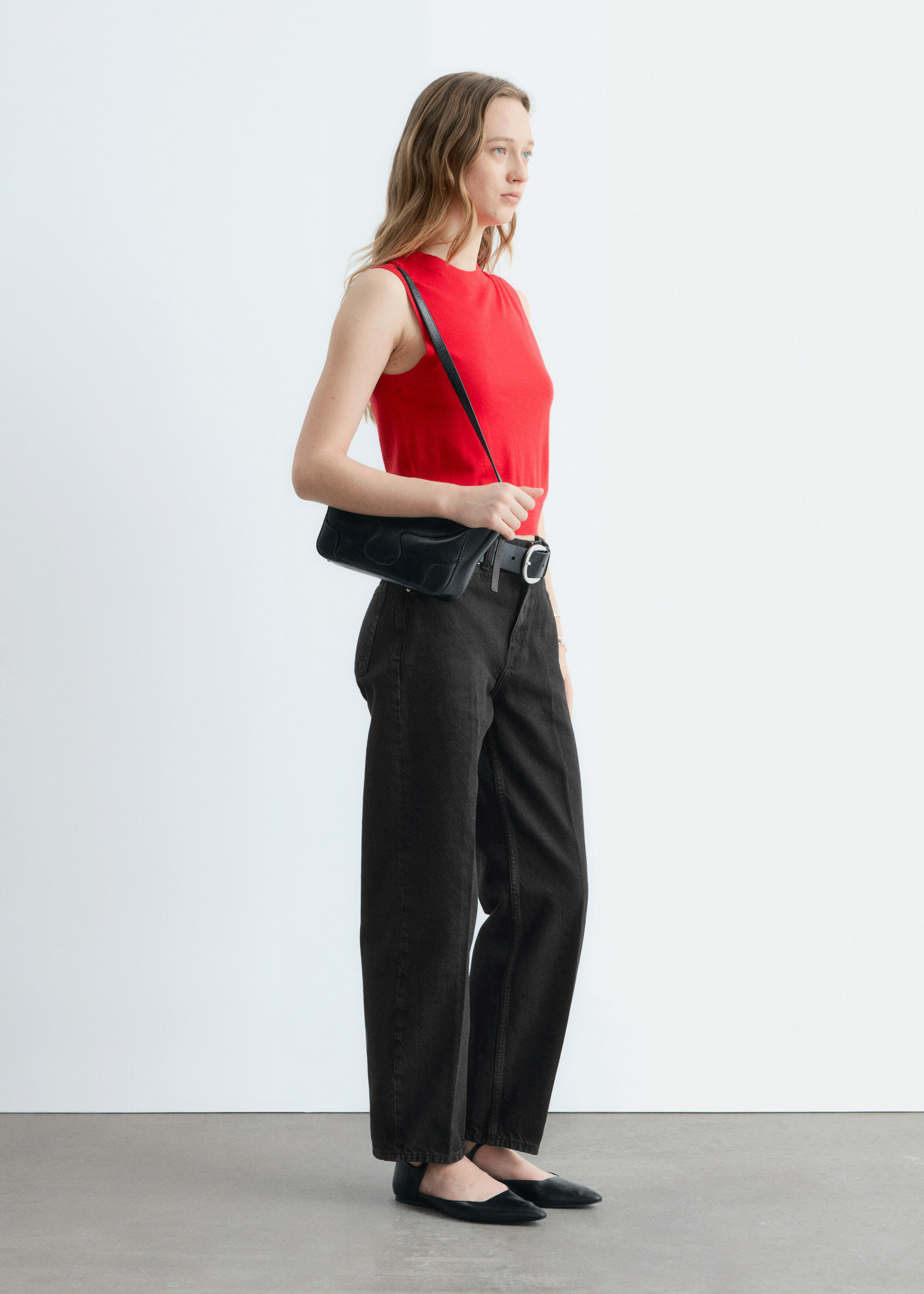 앤아더스토리즈 캐시미어 스웨터 베스트의 브라이트 레드컬러 ECOMLook입니다.