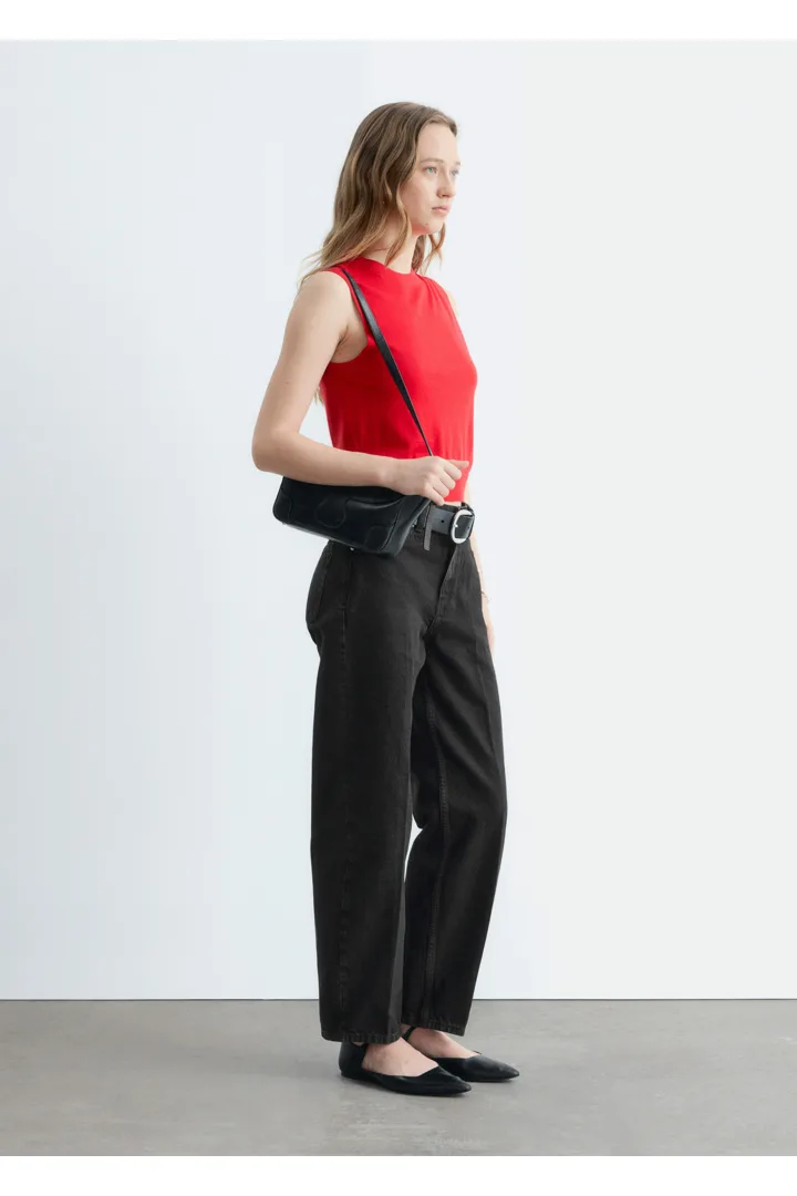 앤아더스토리즈 캐시미어 스웨터 베스트의 브라이트 레드컬러 ECOMLook입니다.