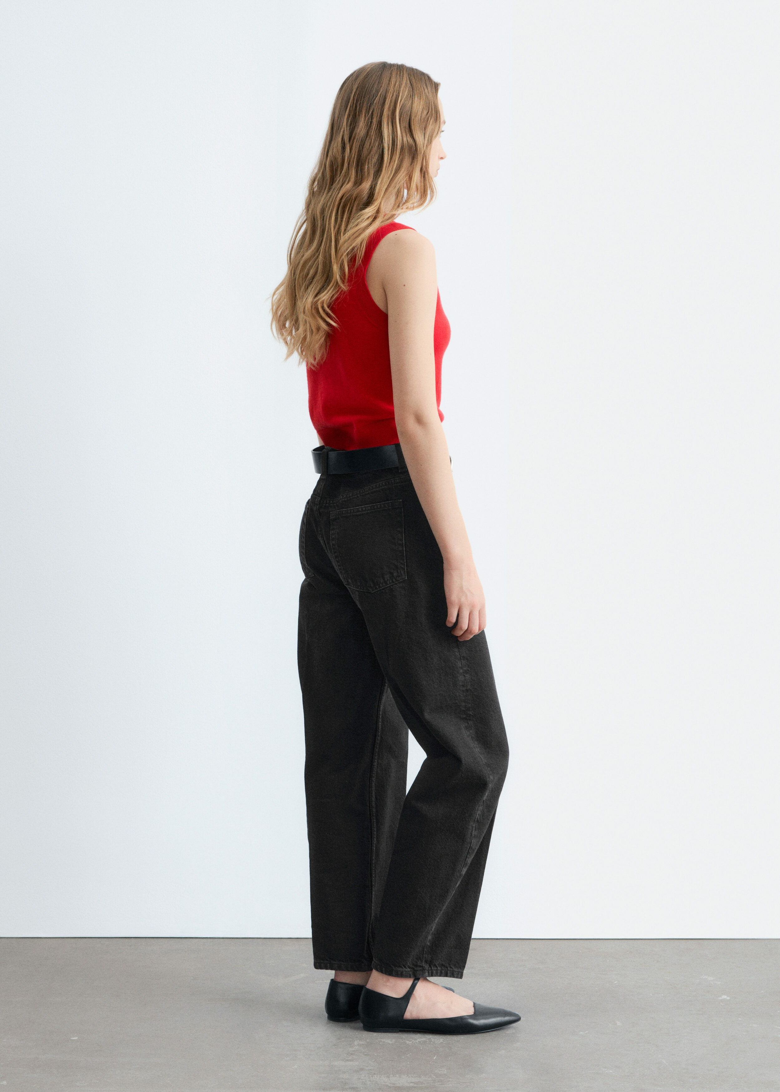 앤아더스토리즈 캐시미어 스웨터 베스트의 브라이트 레드컬러 ECOMLook입니다.