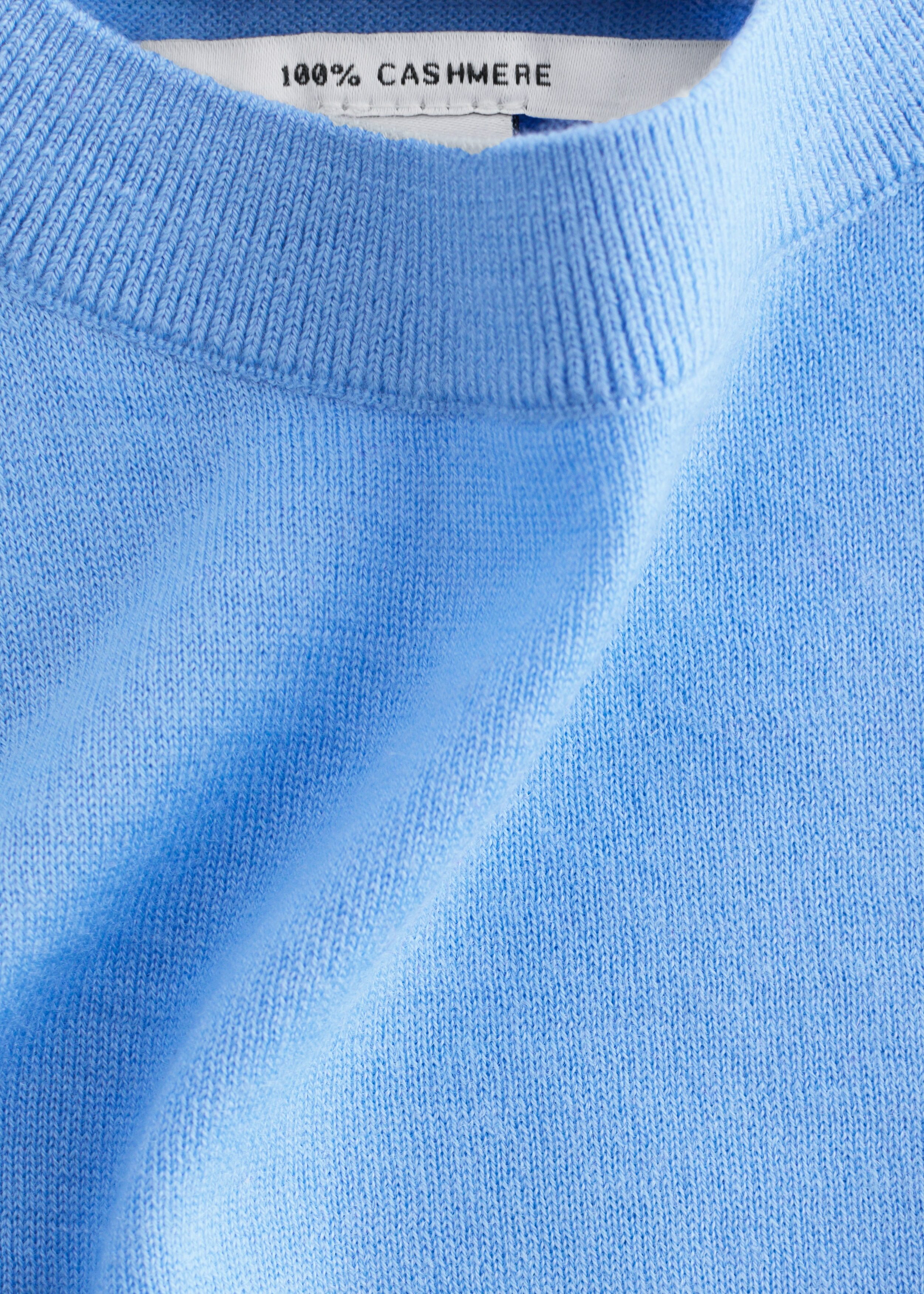 앤아더스토리즈 캐시미어 스웨터 베스트의 스카이 블루컬러 Detail입니다.
