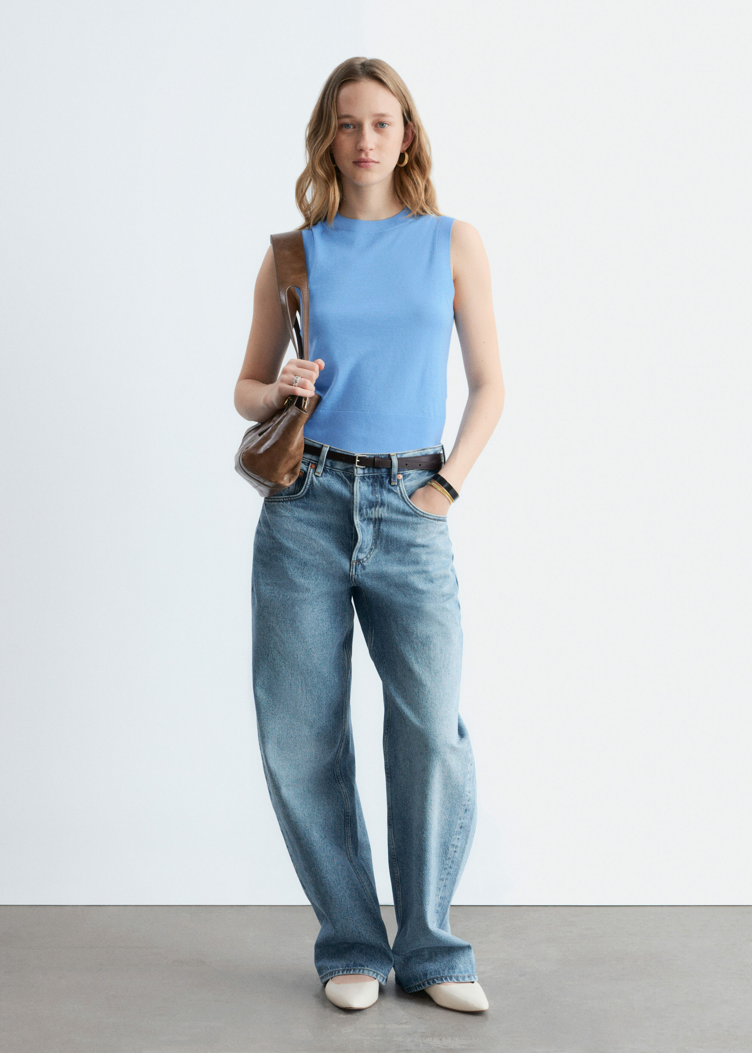 앤아더스토리즈 캐시미어 스웨터 베스트의 스카이 블루컬러 ECOMLook입니다.