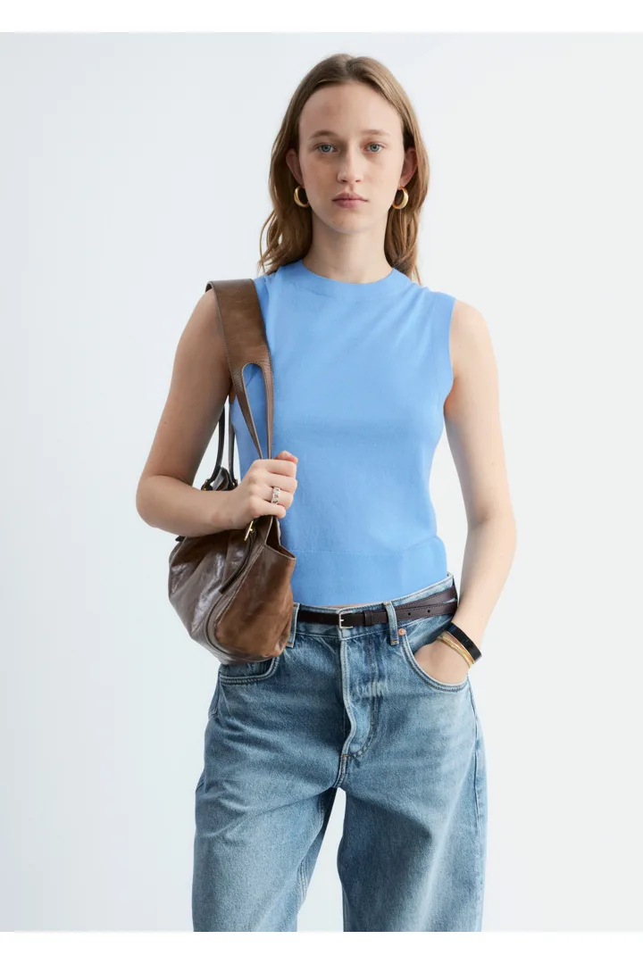 앤아더스토리즈 캐시미어 스웨터 베스트의 스카이 블루컬러 ECOMLook입니다.