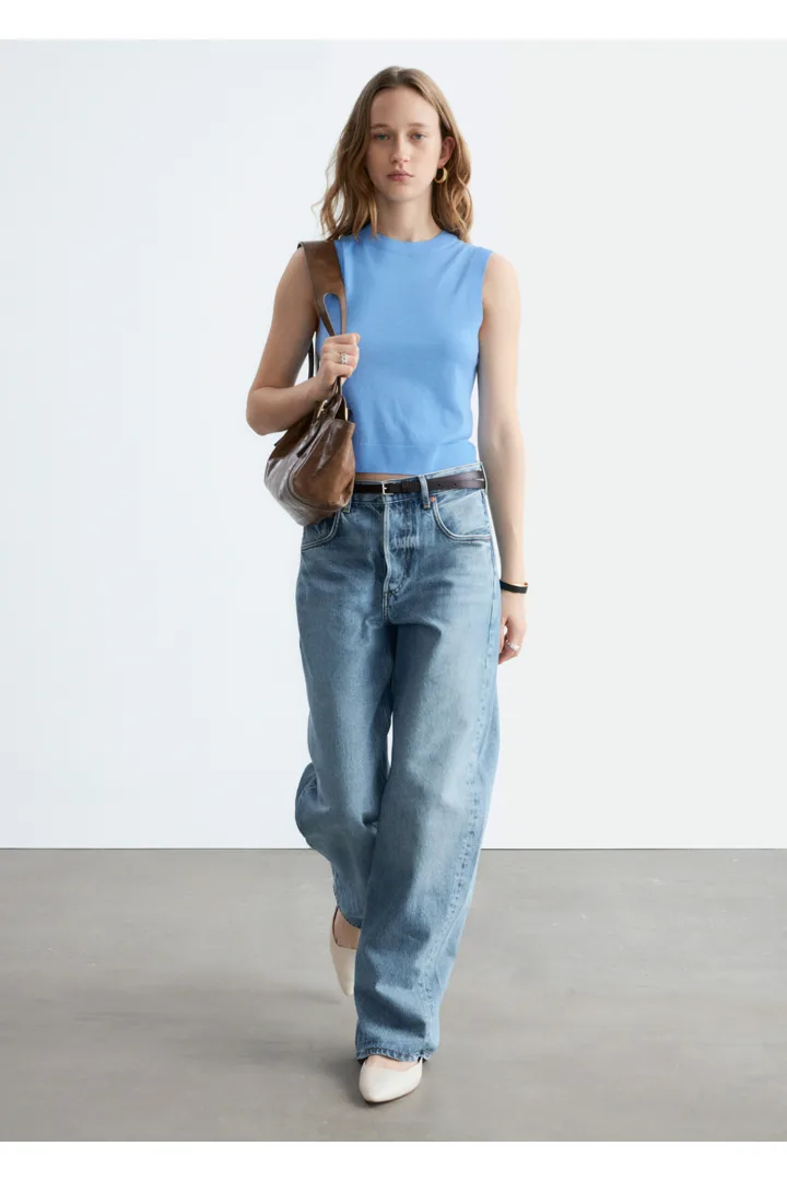 앤아더스토리즈 캐시미어 스웨터 베스트의 스카이 블루컬러 ECOMLook입니다.