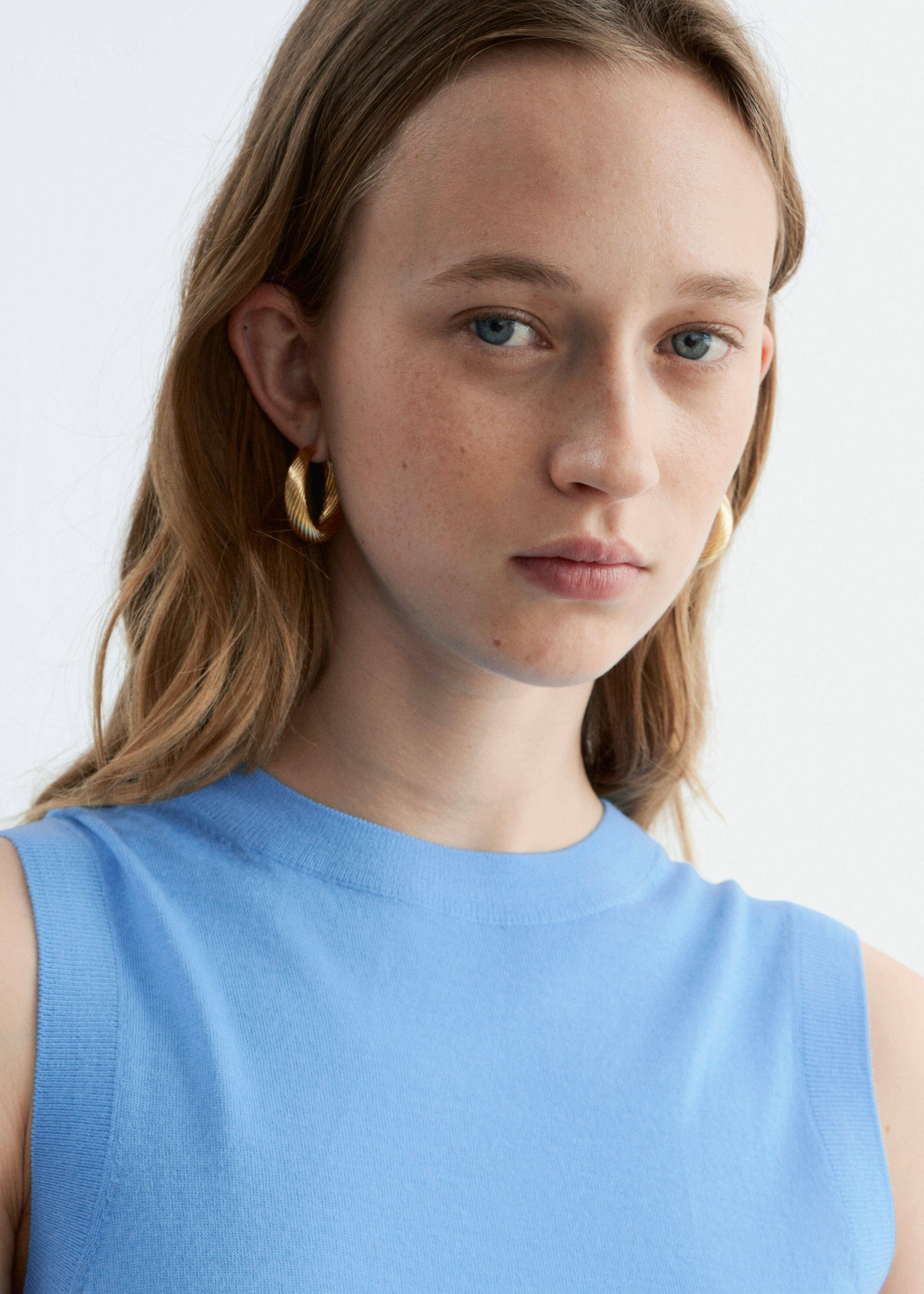 앤아더스토리즈 캐시미어 스웨터 베스트의 스카이 블루컬러 ECOMLook입니다.