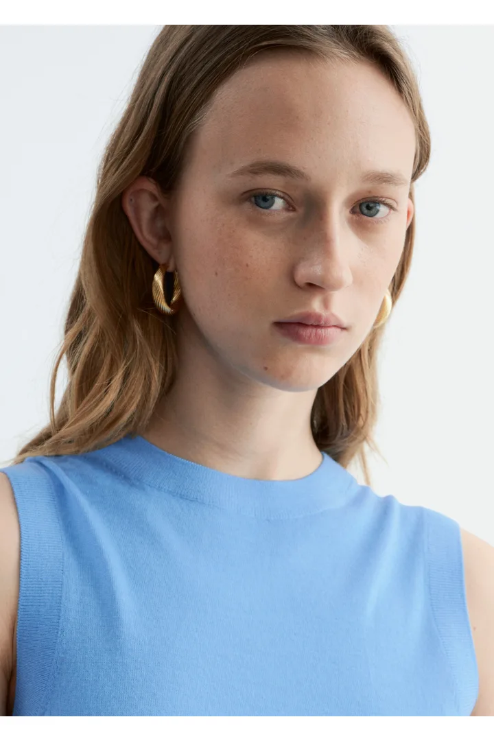 앤아더스토리즈 캐시미어 스웨터 베스트의 스카이 블루컬러 ECOMLook입니다.