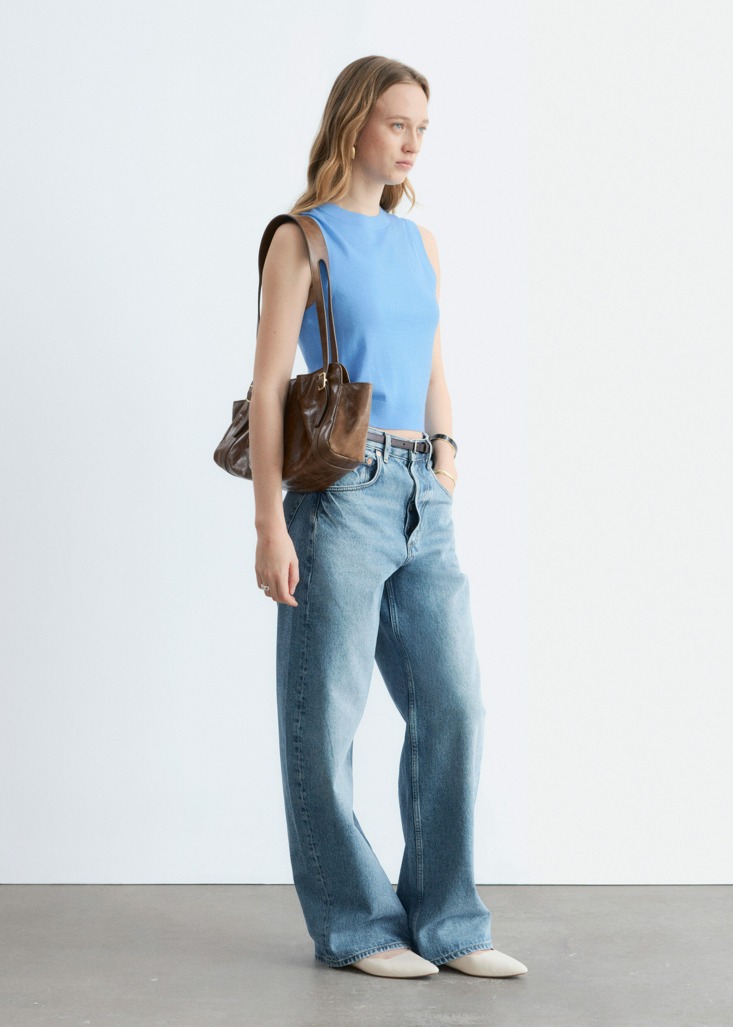 앤아더스토리즈 캐시미어 스웨터 베스트의 스카이 블루컬러 ECOMLook입니다.