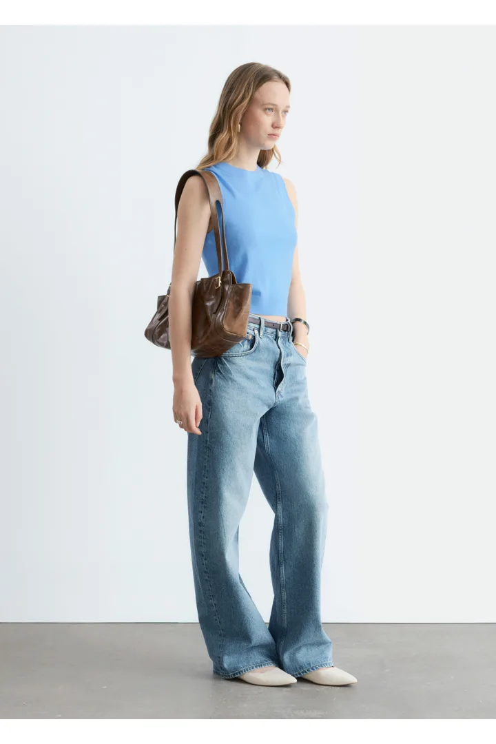 앤아더스토리즈 캐시미어 스웨터 베스트의 스카이 블루컬러 ECOMLook입니다.