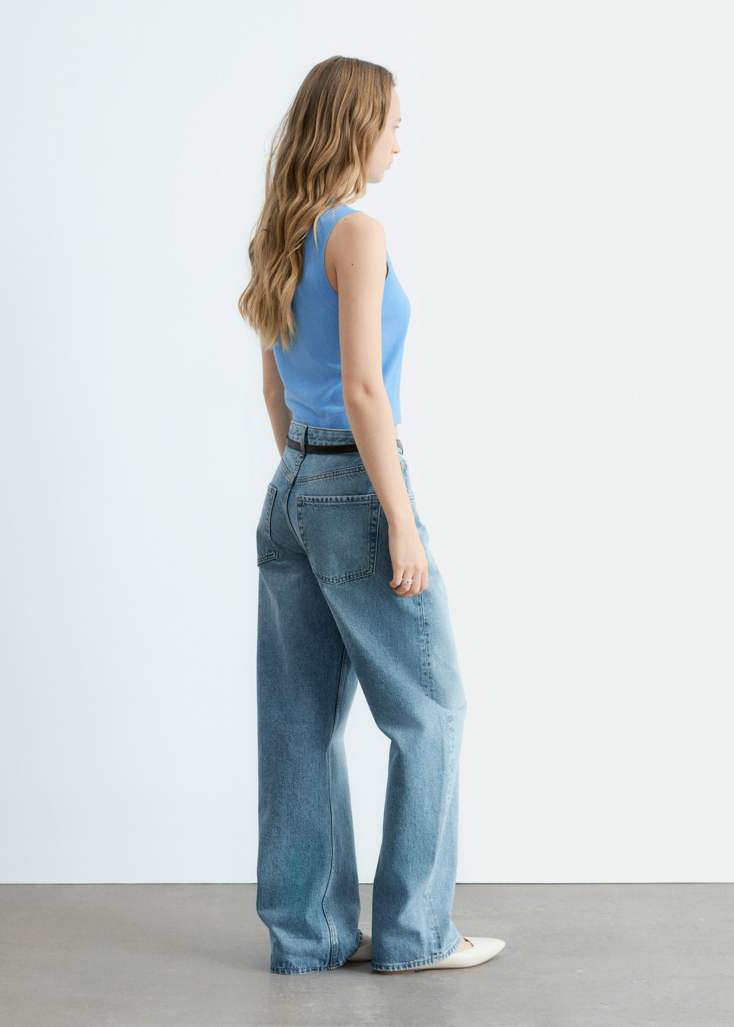 앤아더스토리즈 캐시미어 스웨터 베스트의 스카이 블루컬러 ECOMLook입니다.