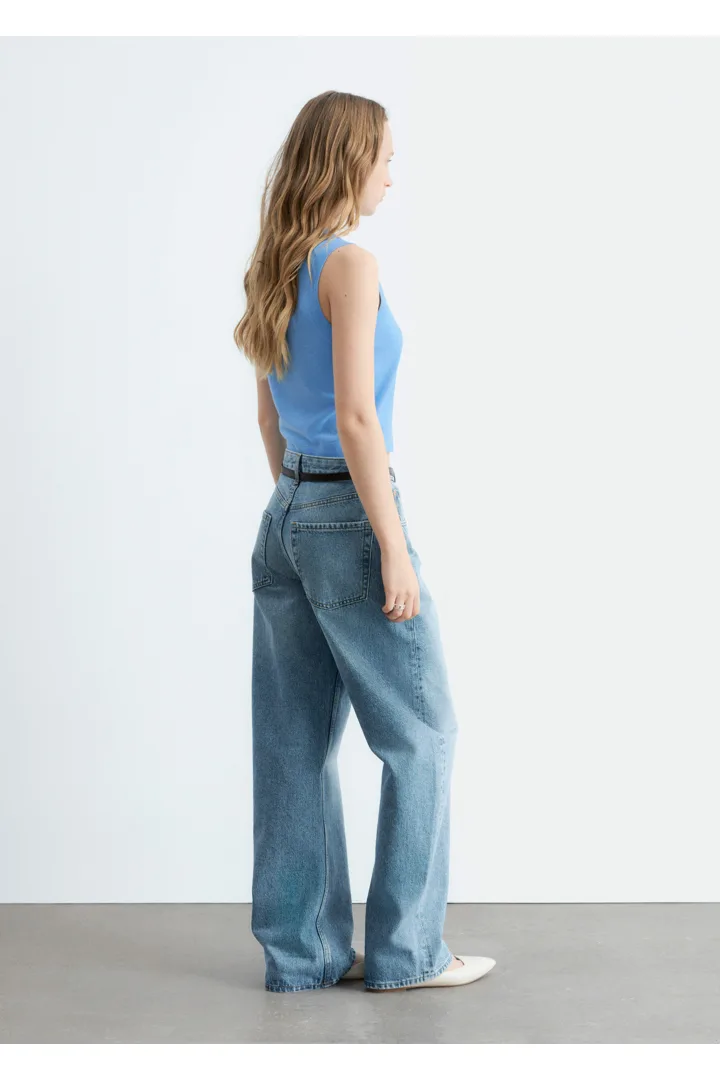 앤아더스토리즈 캐시미어 스웨터 베스트의 스카이 블루컬러 ECOMLook입니다.