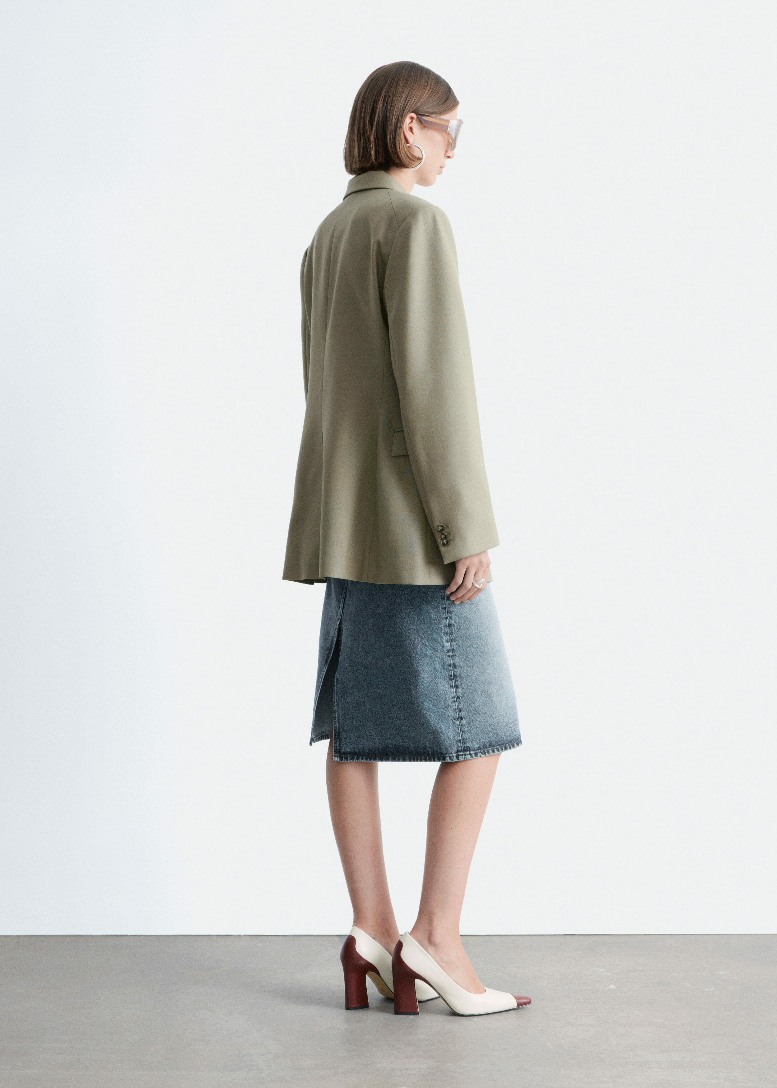 앤아더스토리즈 테이퍼드 블레이저의 몰컬러 ECOMLook입니다.