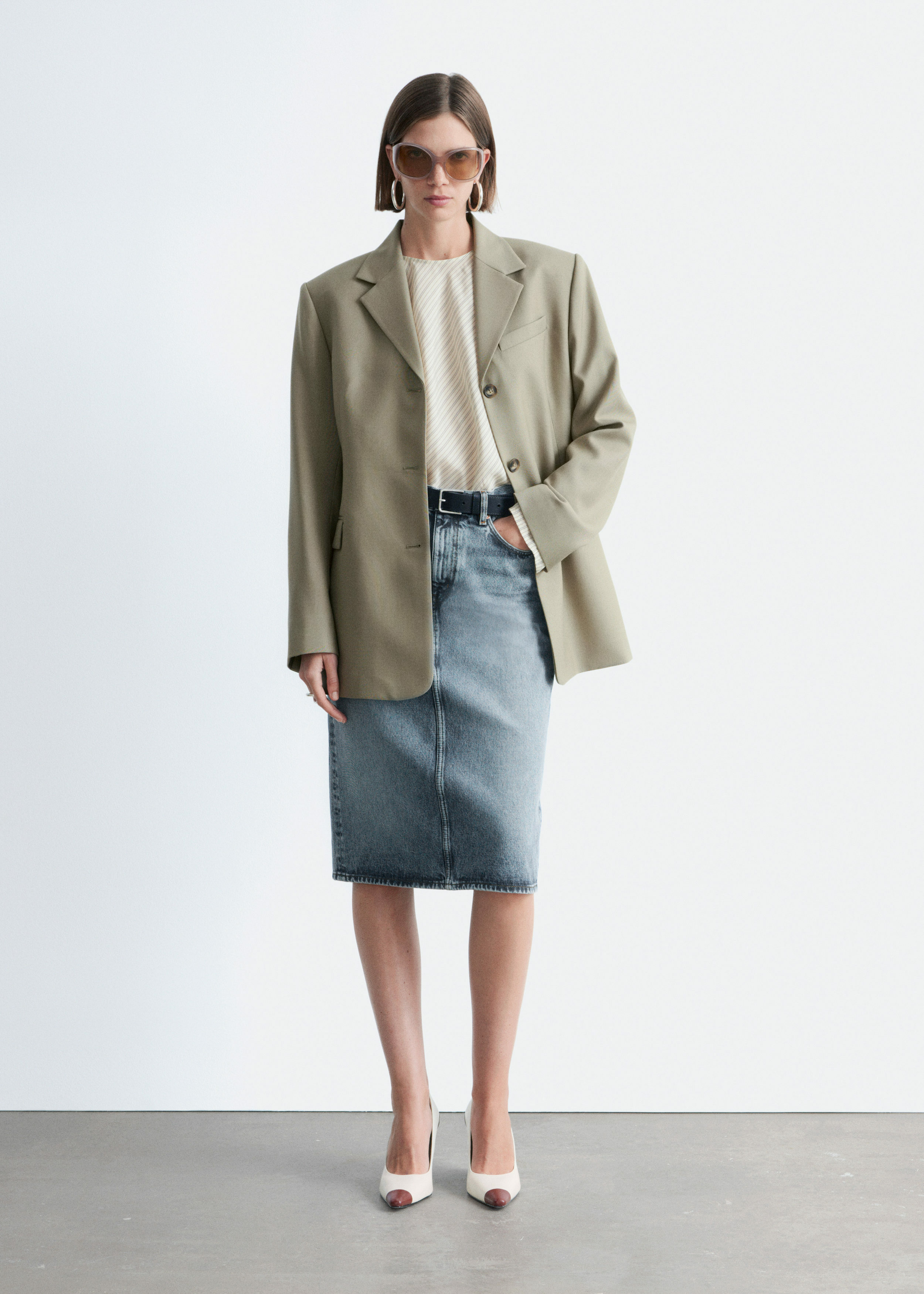 앤아더스토리즈 테이퍼드 블레이저의 몰컬러 ECOMLook입니다.