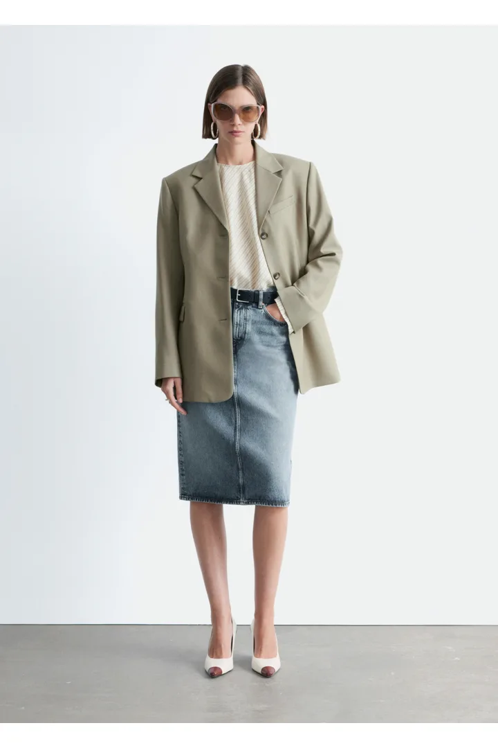 앤아더스토리즈 테이퍼드 블레이저의 몰컬러 ECOMLook입니다.