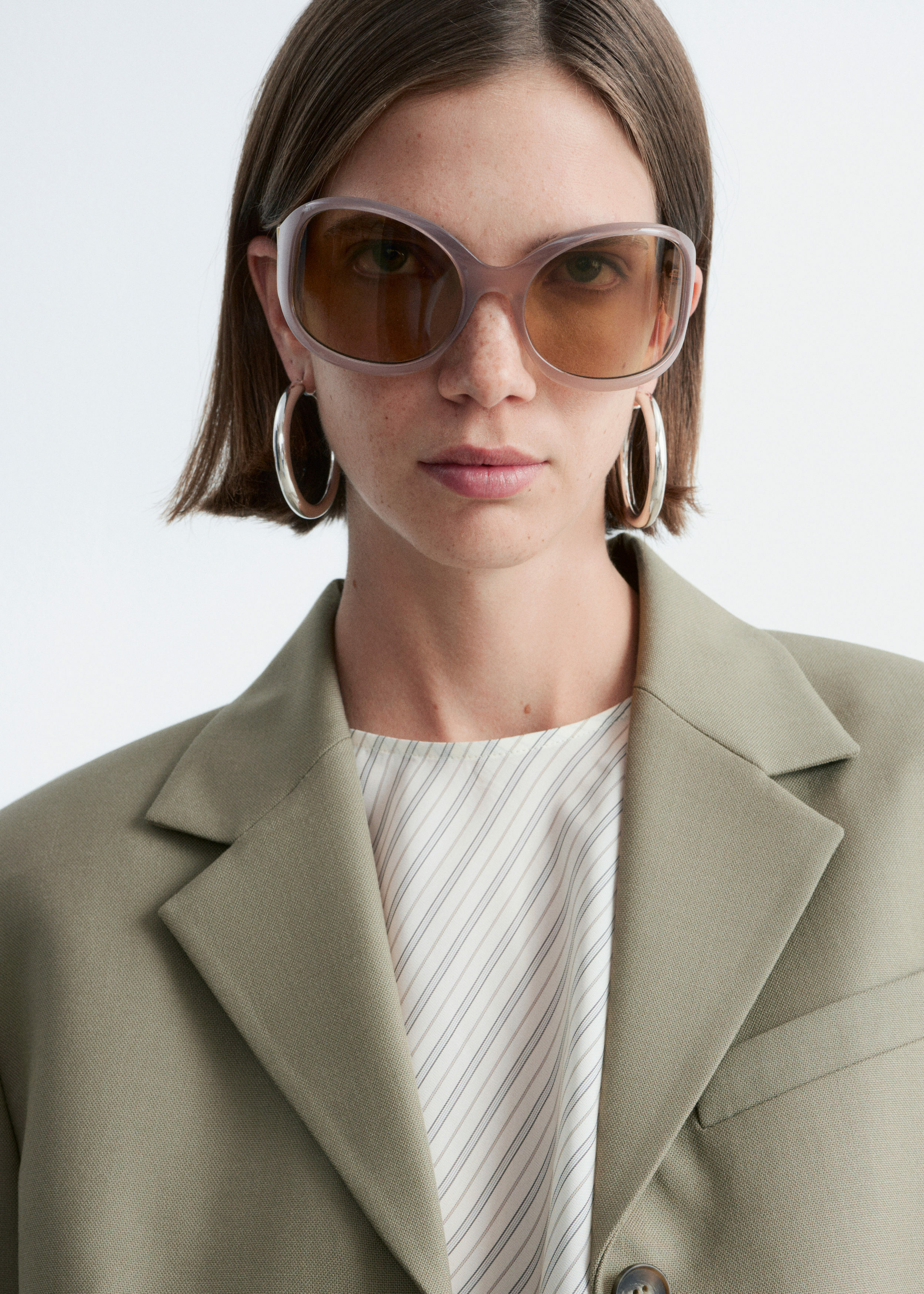 앤아더스토리즈 테이퍼드 블레이저의 몰컬러 ECOMLook입니다.