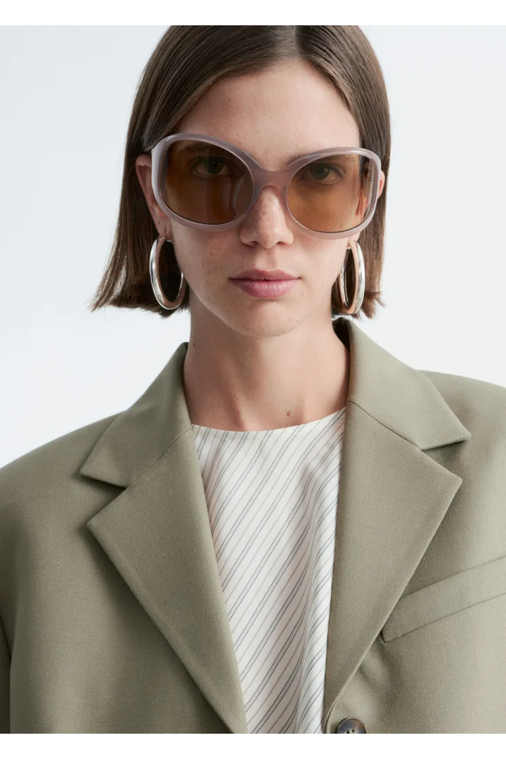 앤아더스토리즈 테이퍼드 블레이저의 몰컬러 ECOMLook입니다.