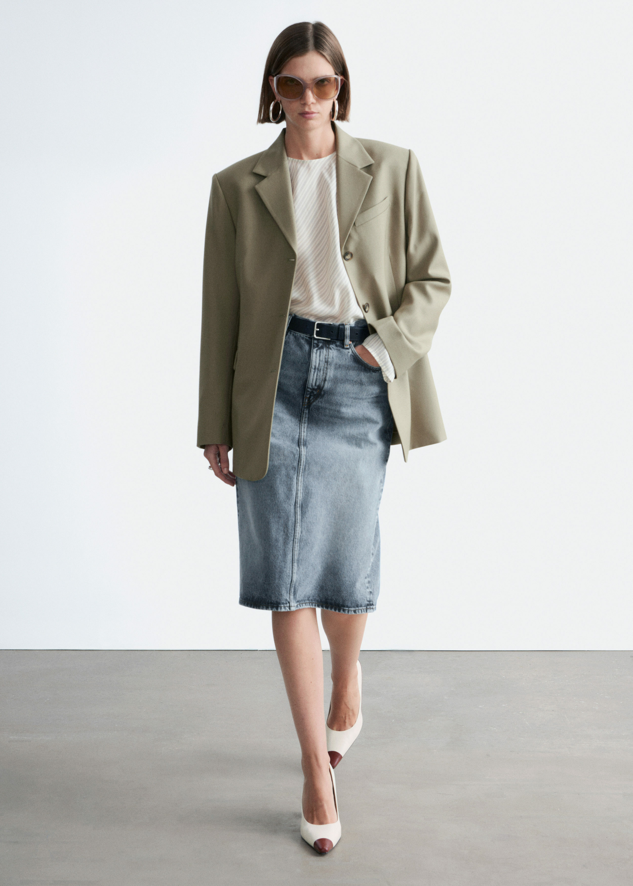 앤아더스토리즈 테이퍼드 블레이저의 몰컬러 ECOMLook입니다.