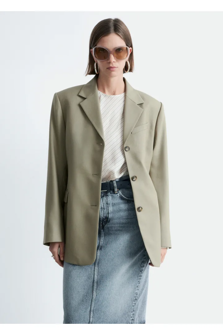 앤아더스토리즈 테이퍼드 블레이저의 몰컬러 ECOMLook입니다.