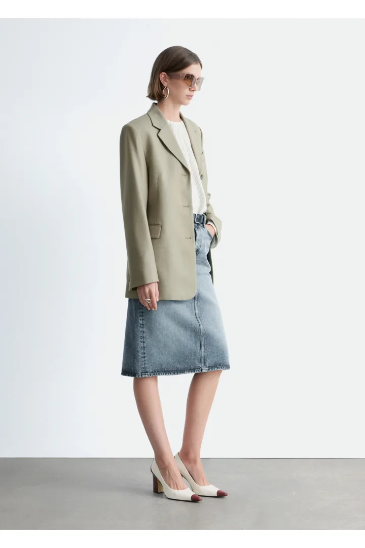 앤아더스토리즈 테이퍼드 블레이저의 몰컬러 ECOMLook입니다.