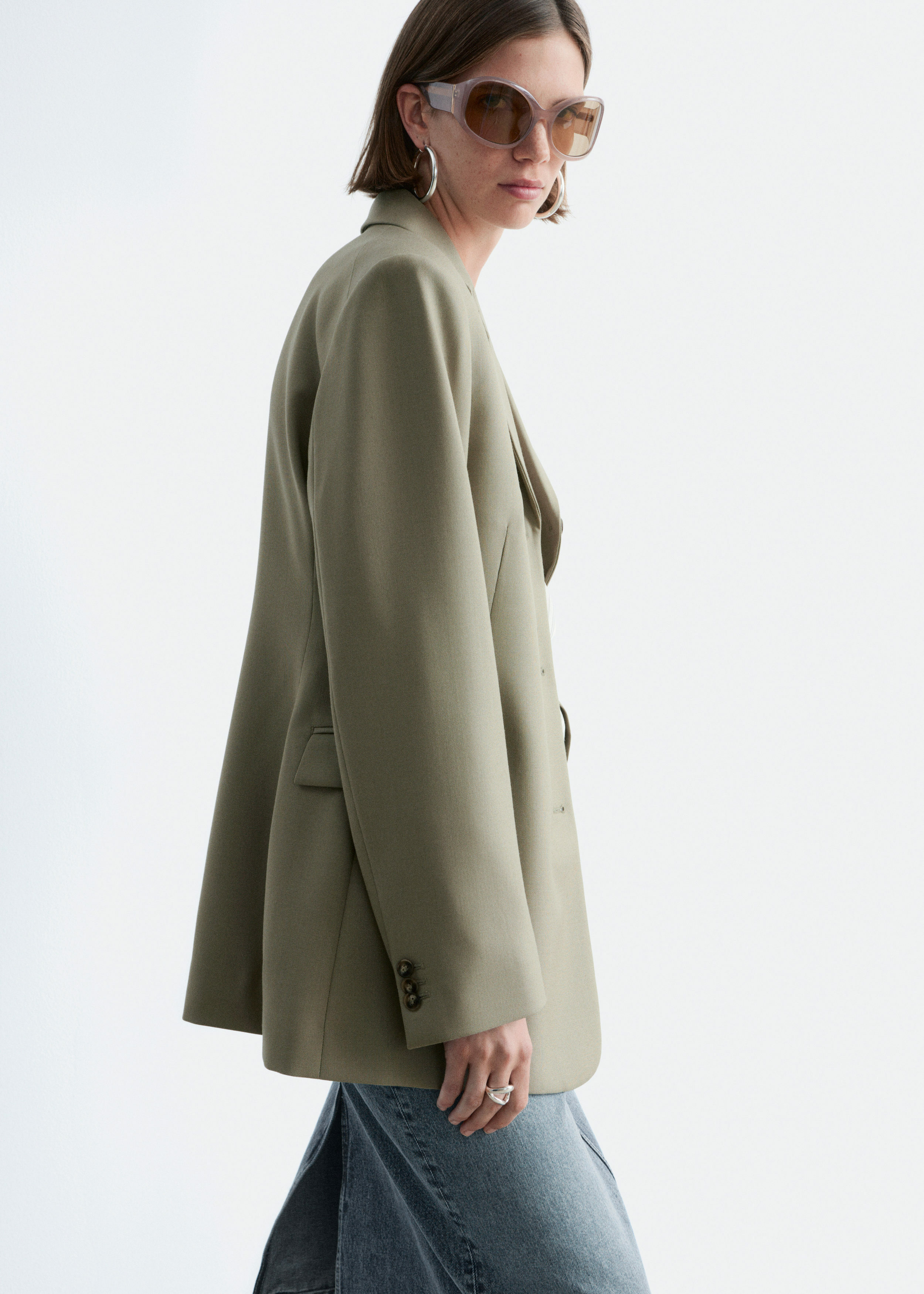 앤아더스토리즈 테이퍼드 블레이저의 몰컬러 ECOMLook입니다.