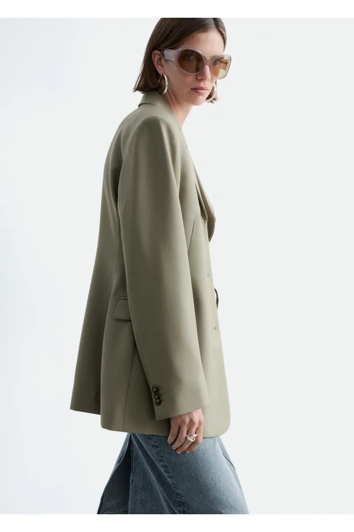 앤아더스토리즈 테이퍼드 블레이저의 몰컬러 ECOMLook입니다.